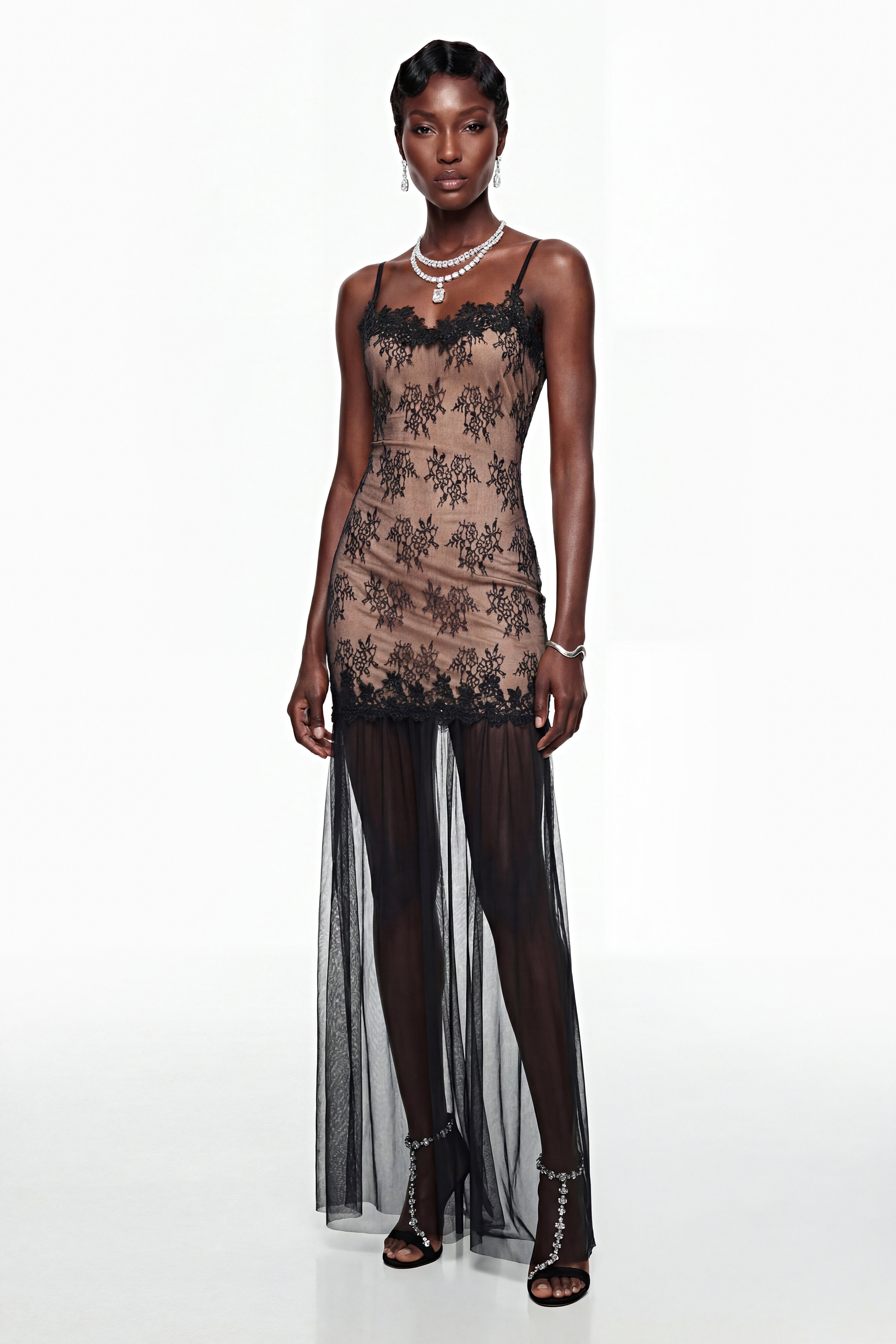 فستان طويل من التول الأسود مع أجزاء من الدانتيل