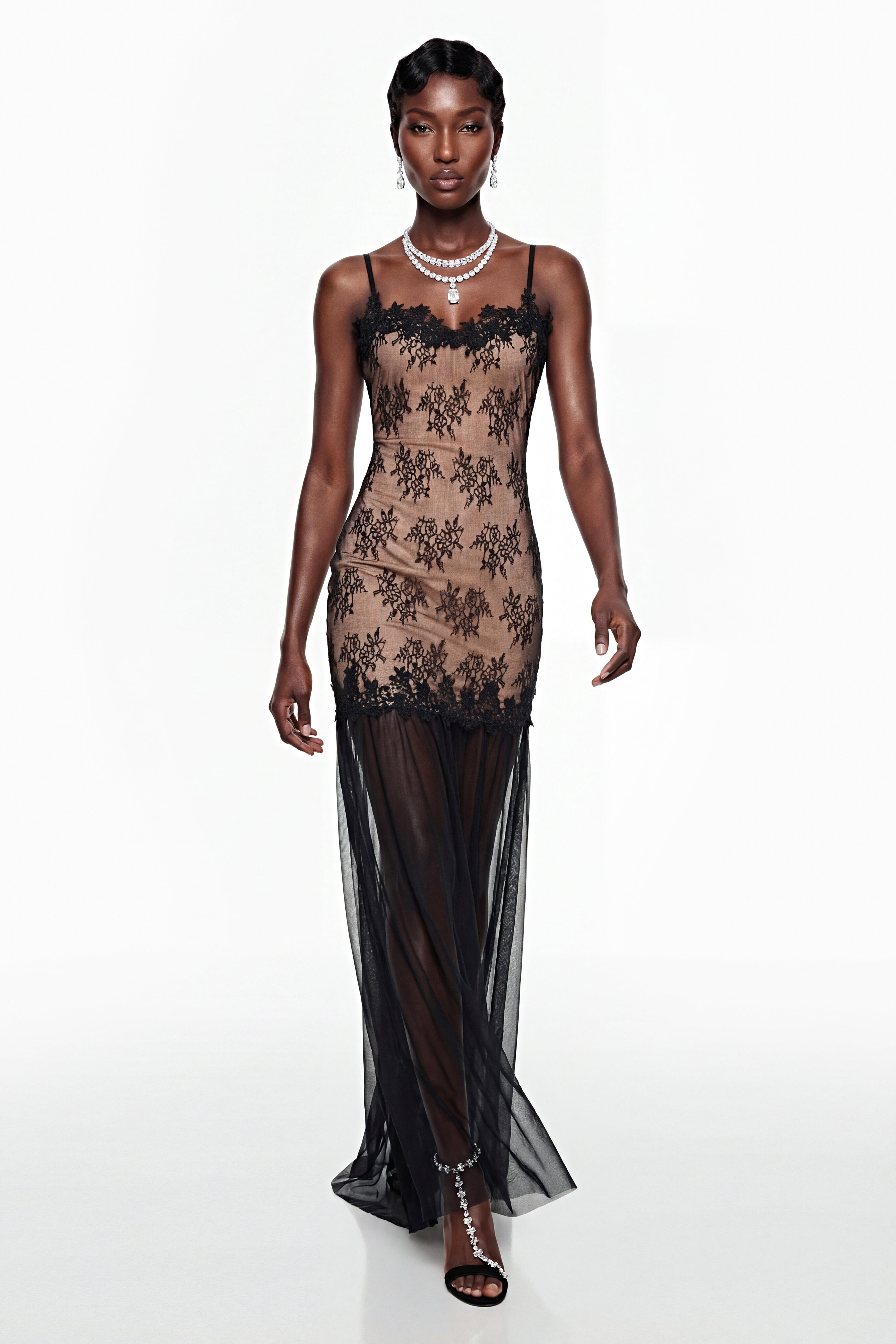 فستان طويل من التول الأسود مع أجزاء من الدانتيل