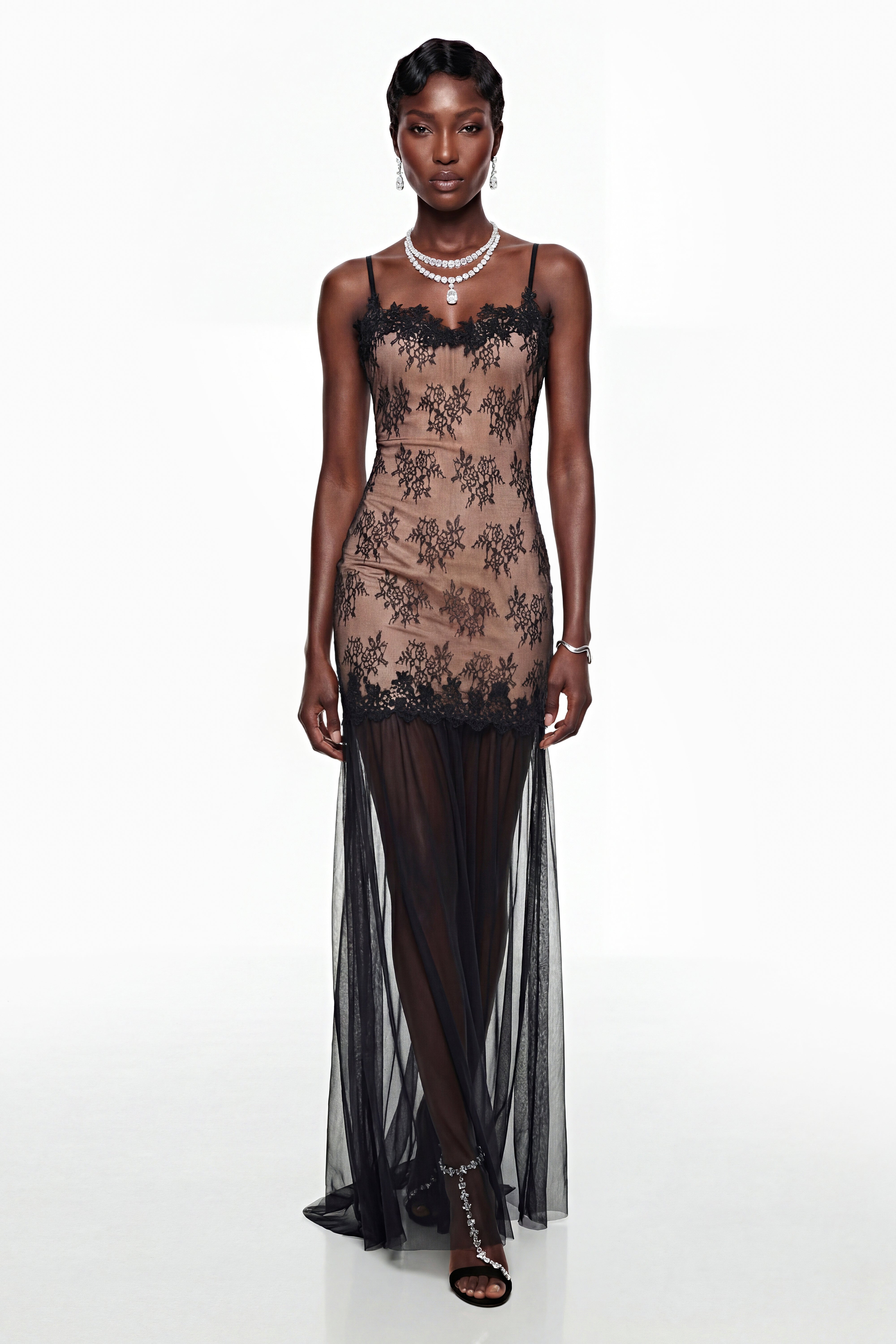 فستان طويل من التول الأسود مع أجزاء من الدانتيل