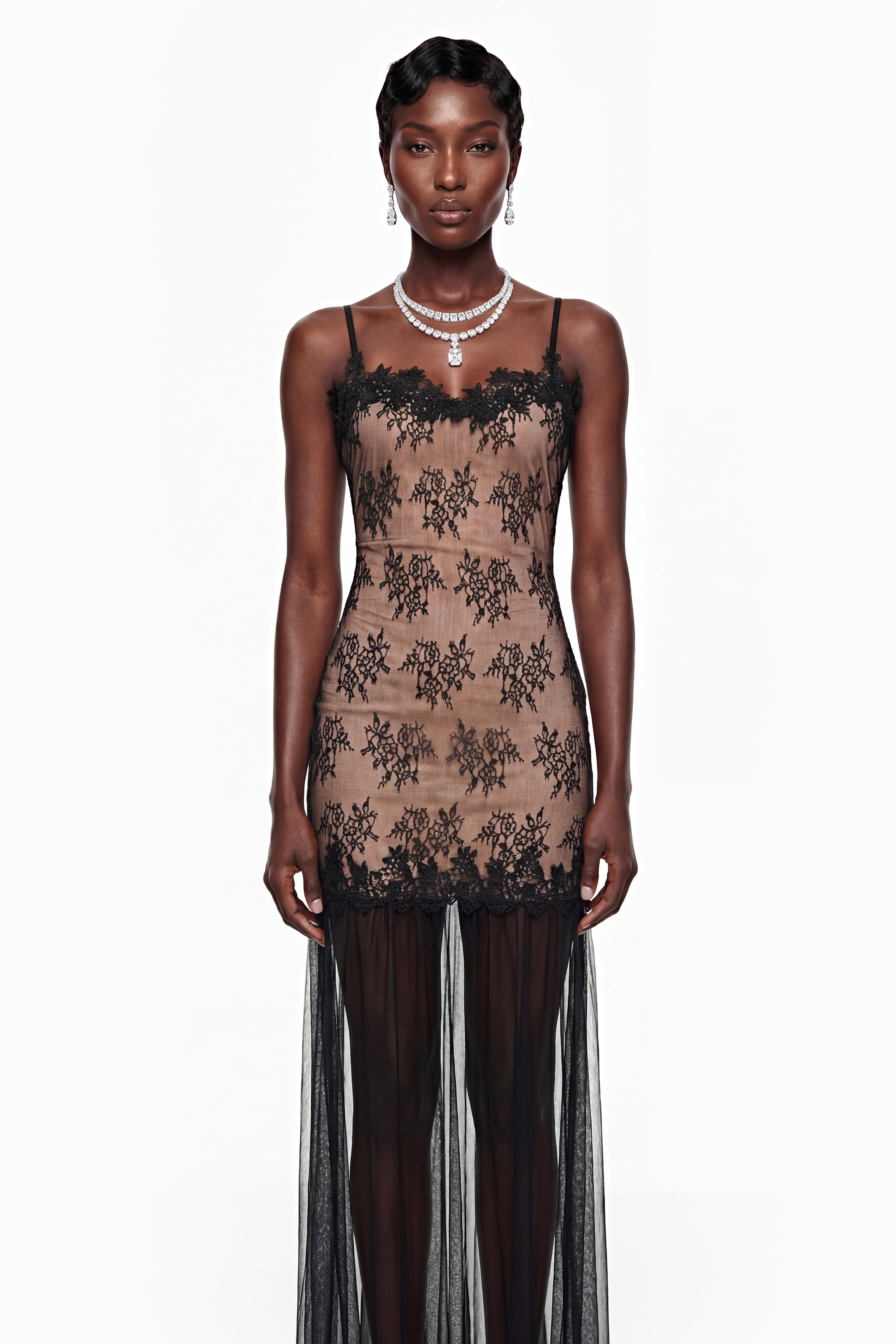 فستان طويل من التول الأسود مع أجزاء من الدانتيل