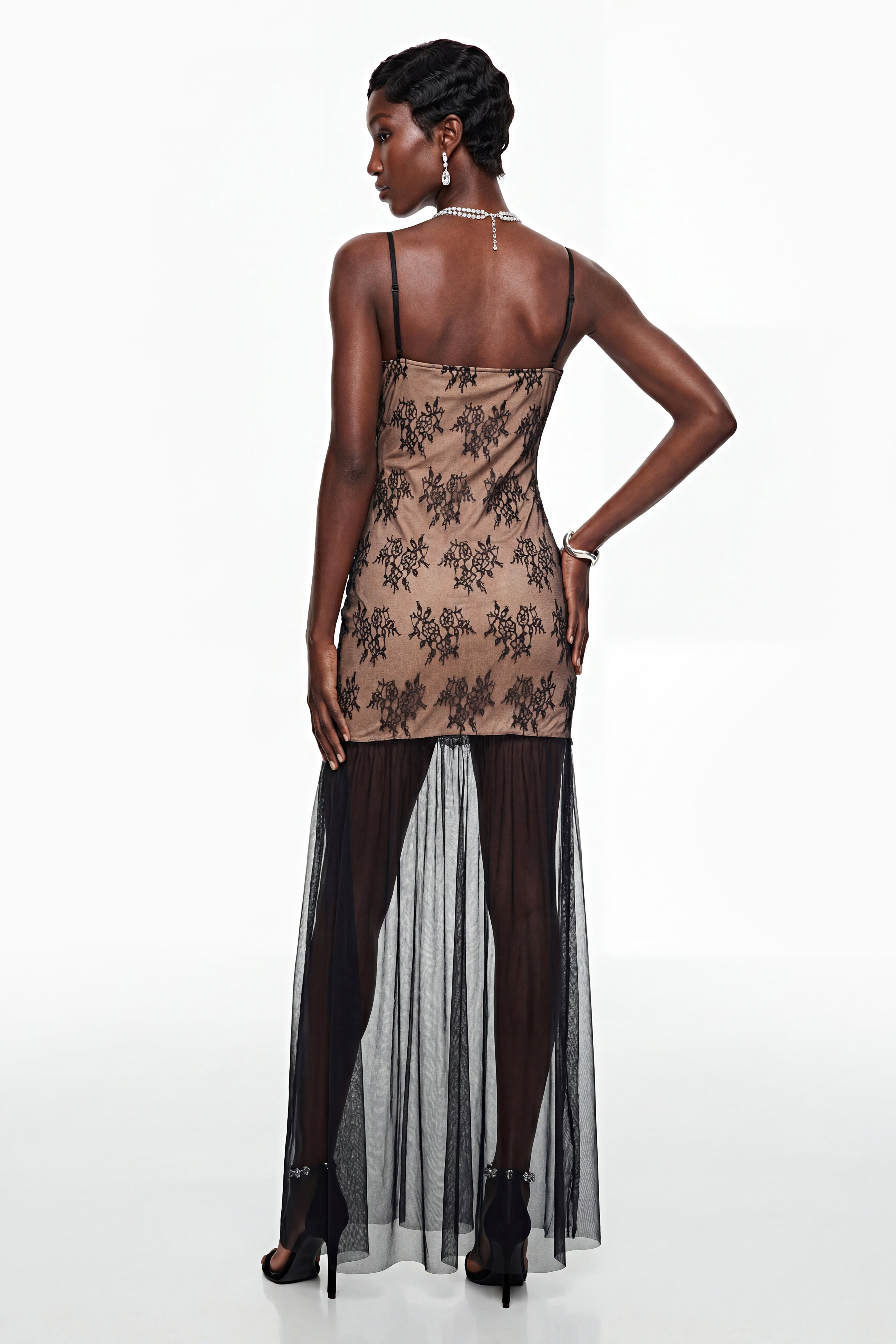 فستان طويل من التول الأسود مع أجزاء من الدانتيل