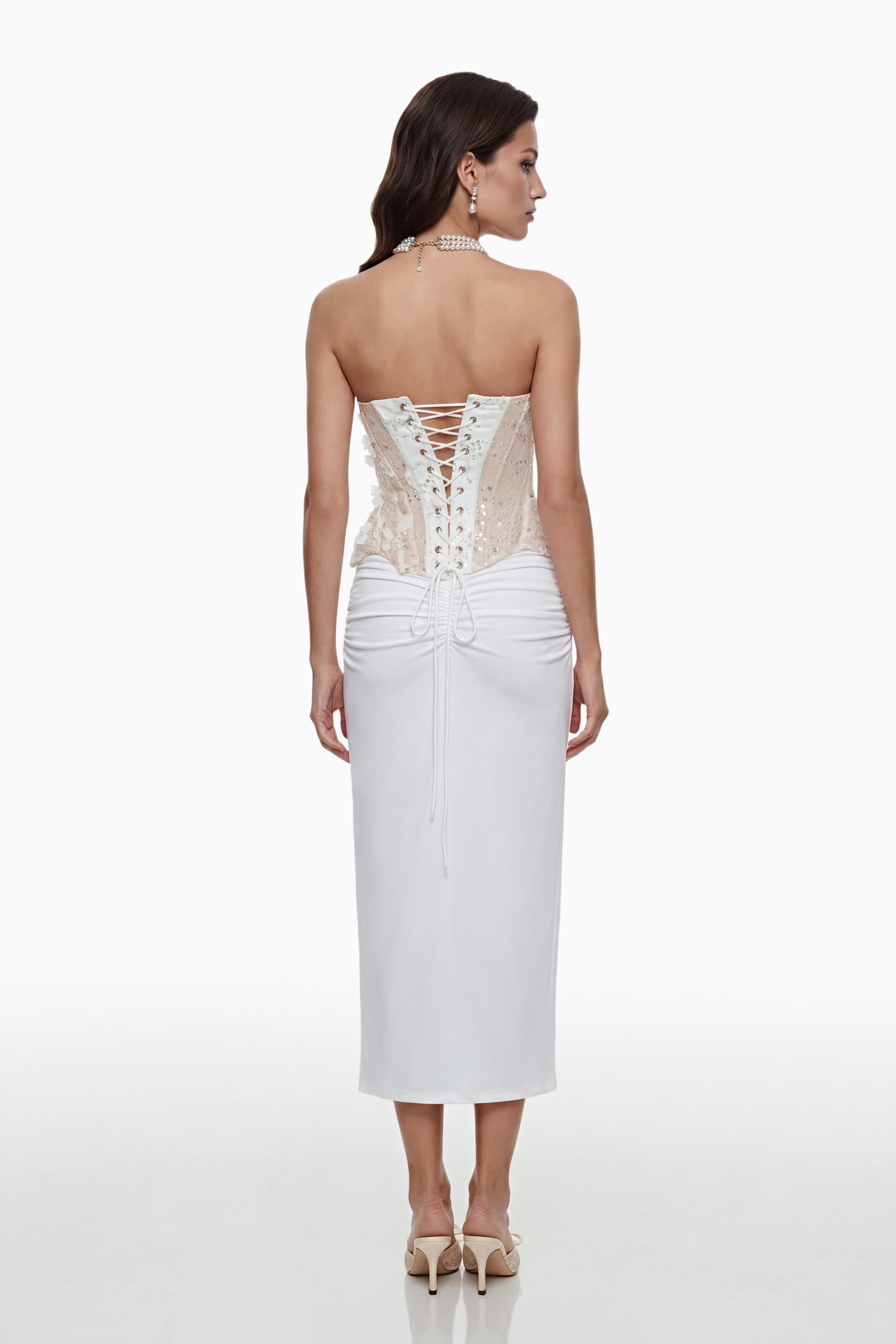 Sisanda Set aus weißem Oberteil und Rock mit 3D-Blütenblättern