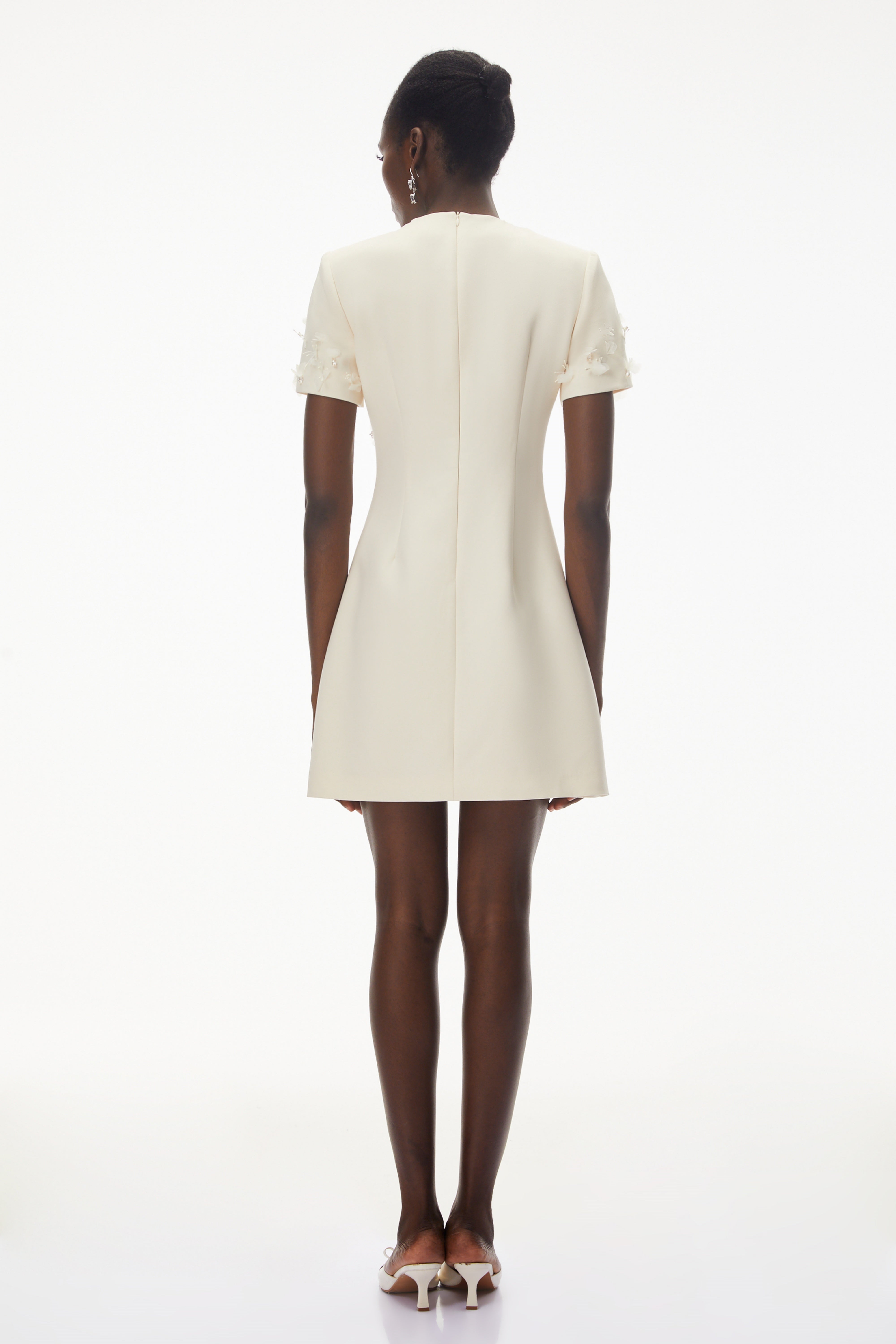 فستان قصير من سكاي إيفوري برقبة مستديرة وزخارف زهرية