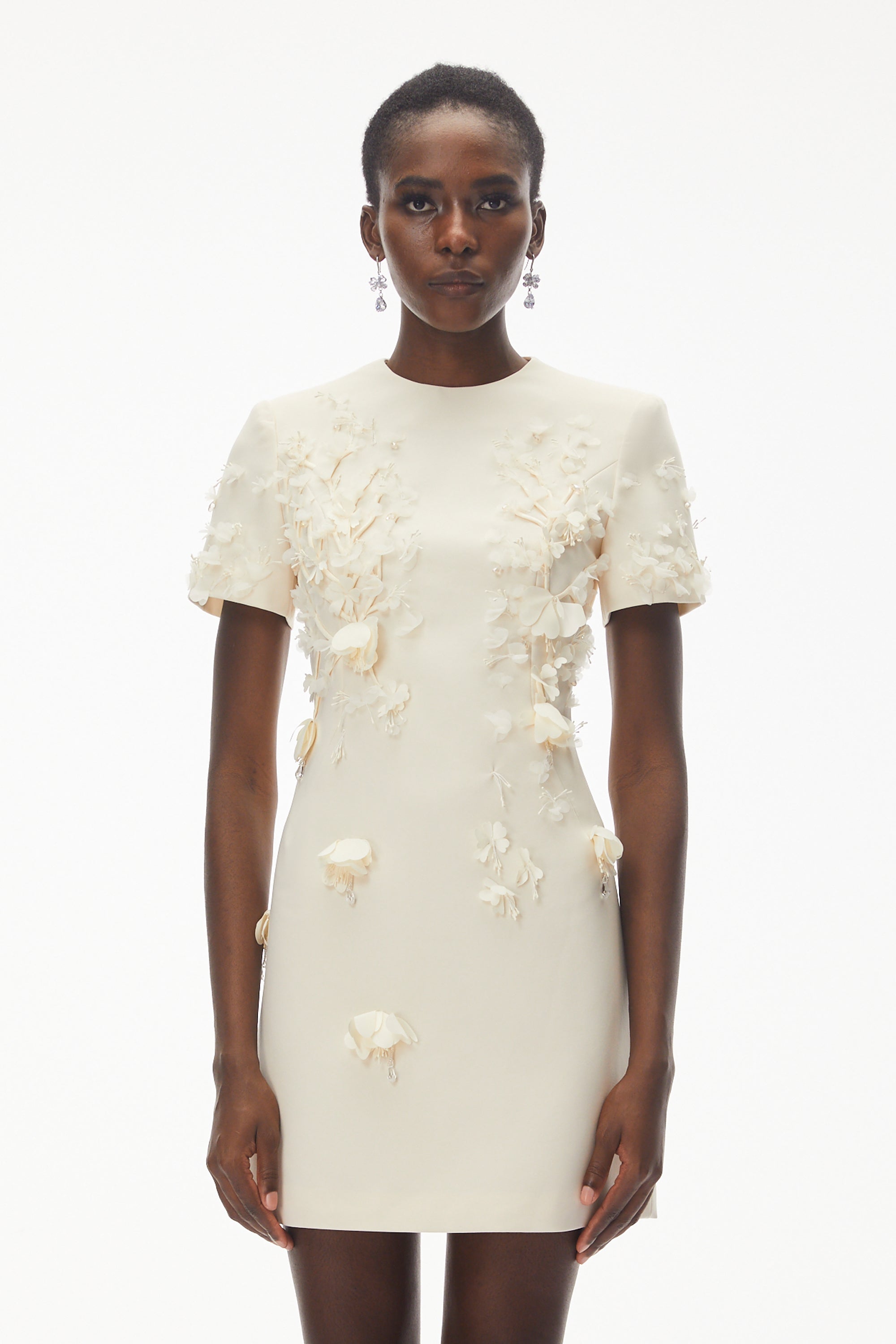 فستان قصير من سكاي إيفوري برقبة مستديرة وزخارف زهرية