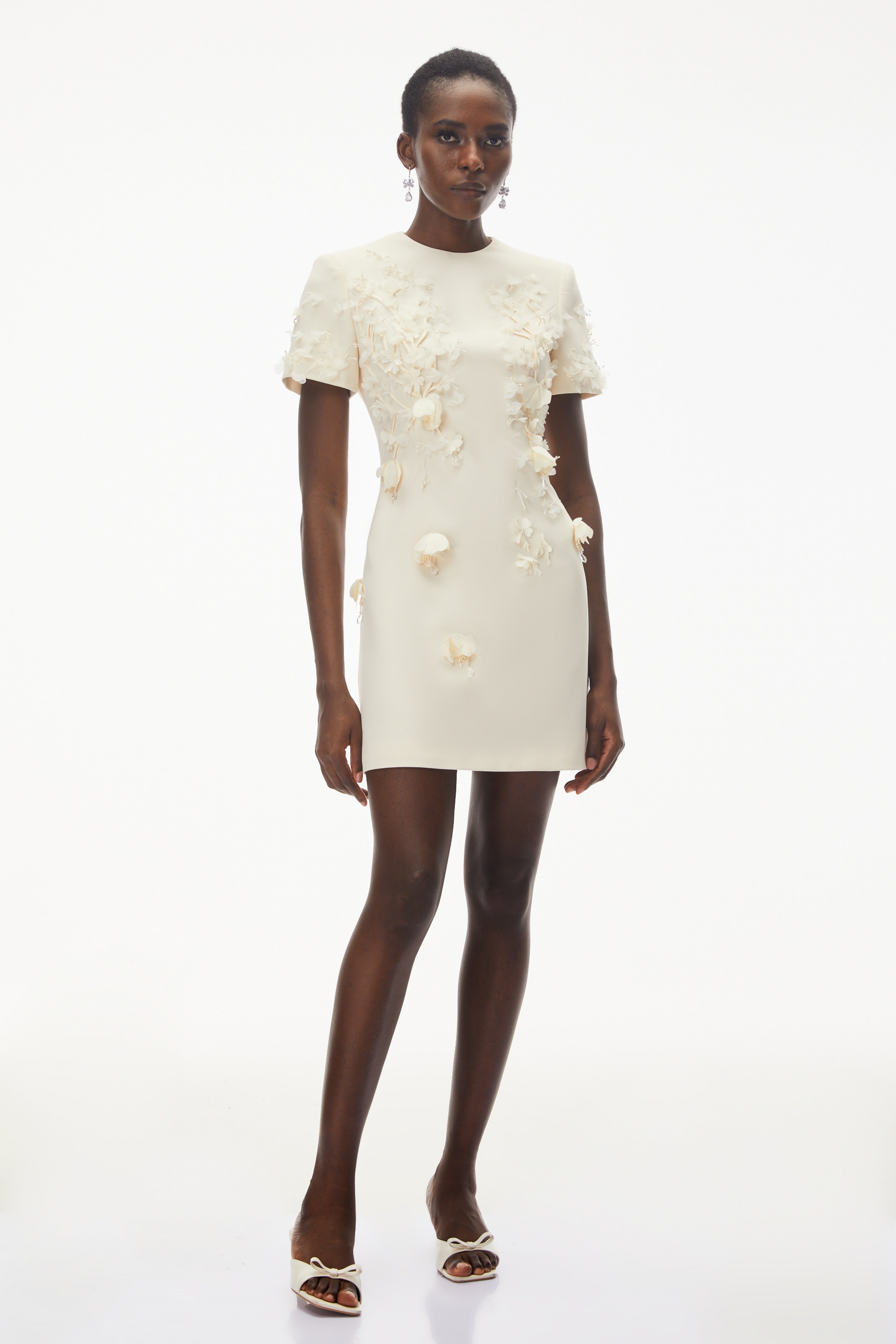 فستان قصير من سكاي إيفوري برقبة مستديرة وزخارف زهرية