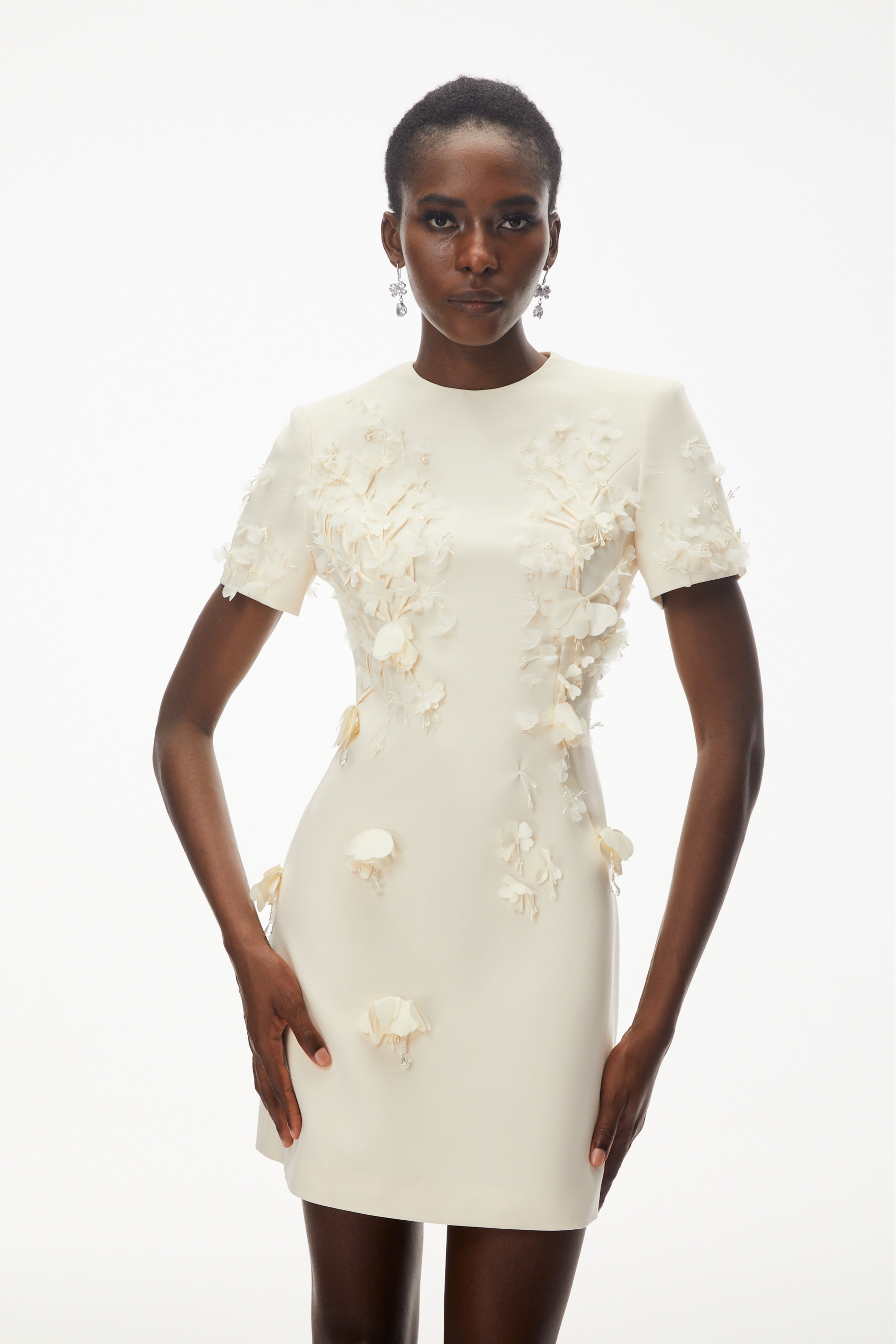 فستان قصير من سكاي إيفوري برقبة مستديرة وزخارف زهرية