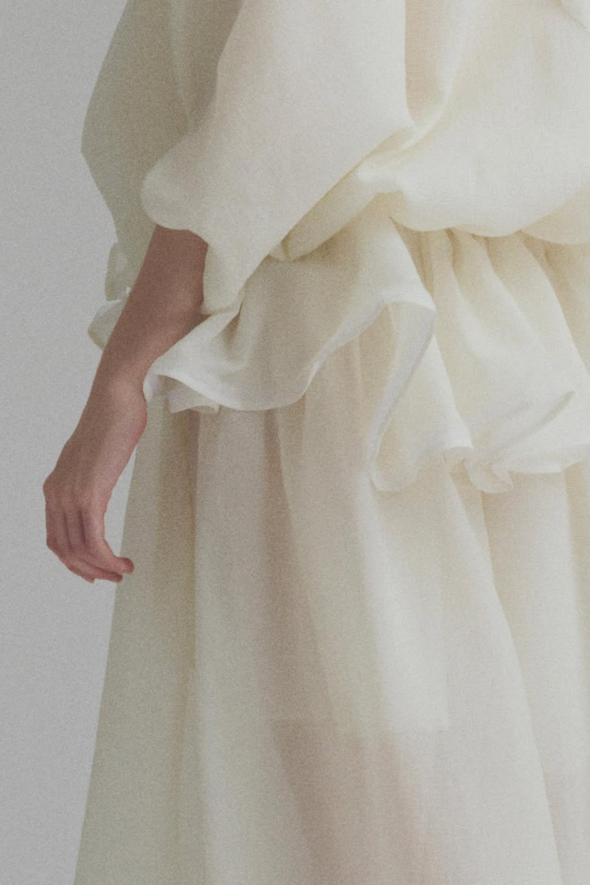 فستان ماكسي أبيض برباط حول الرقبة مع كشكشة من Honorine