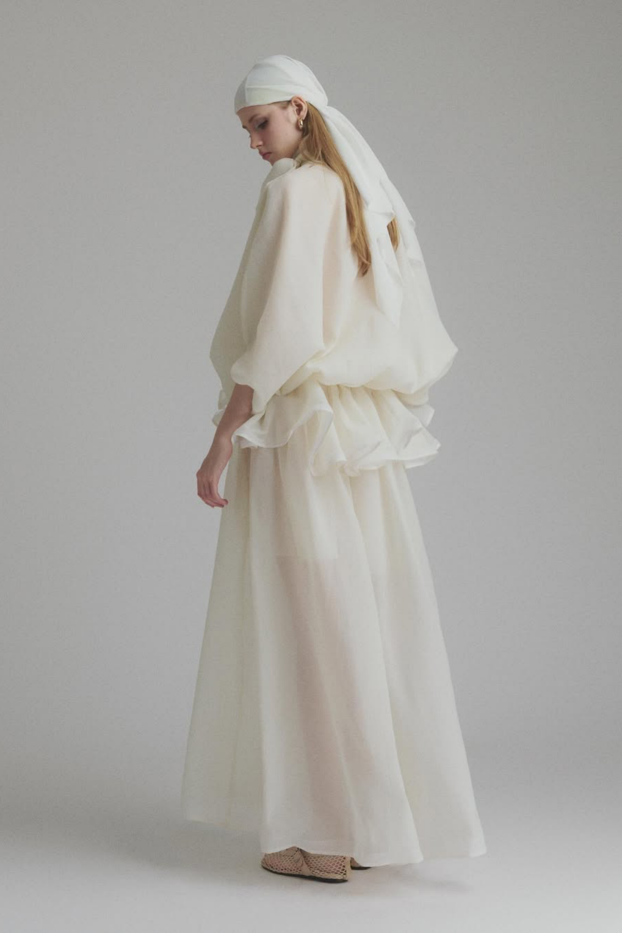 فستان ماكسي أبيض برباط حول الرقبة مع كشكشة من Honorine