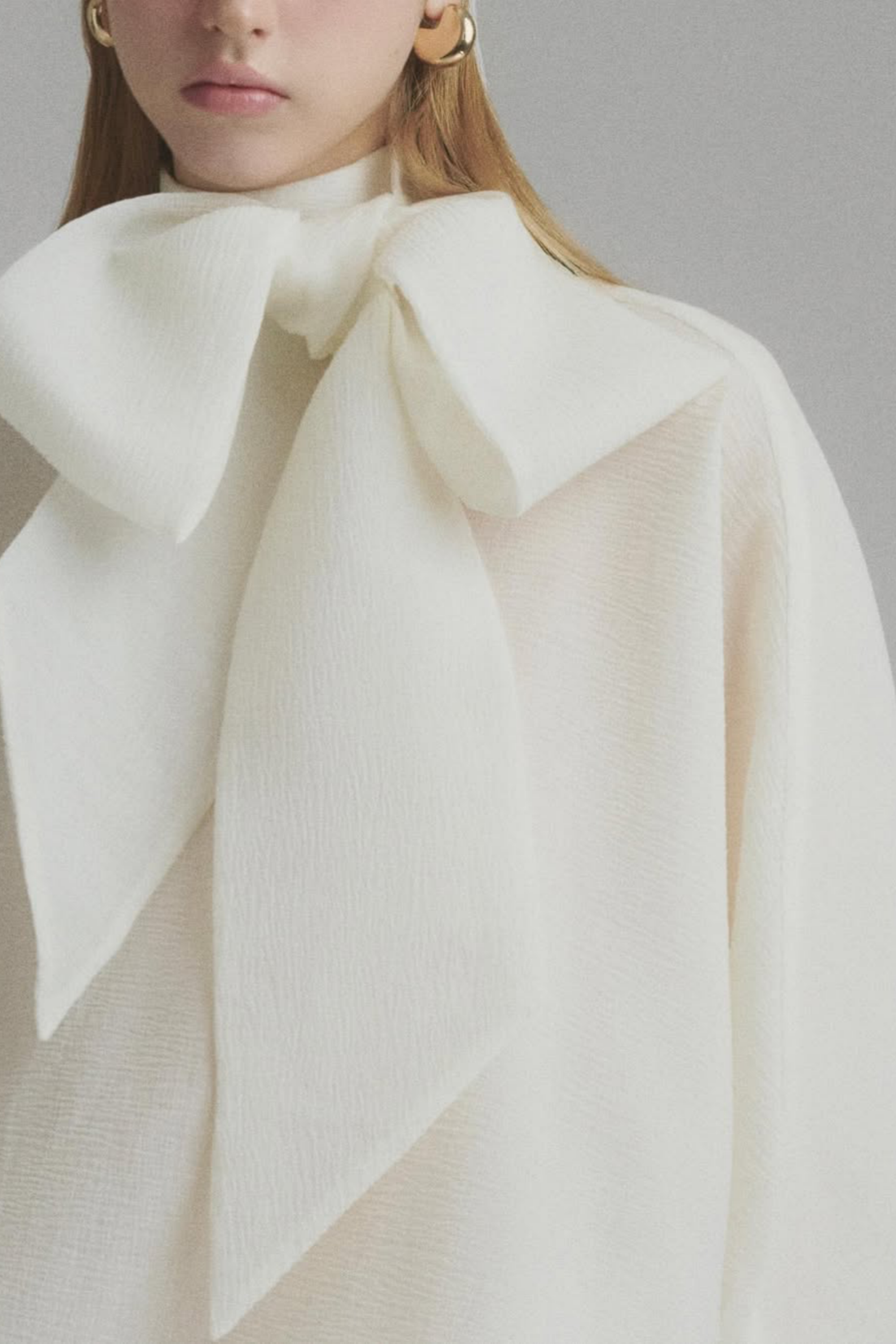 فستان ماكسي أبيض برباط حول الرقبة مع كشكشة من Honorine