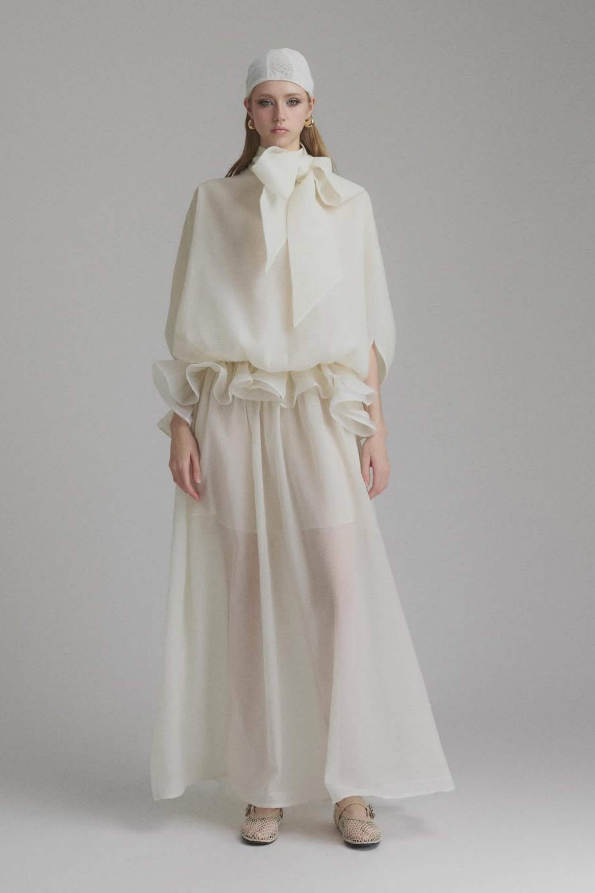 فستان ماكسي أبيض برباط حول الرقبة مع كشكشة من Honorine