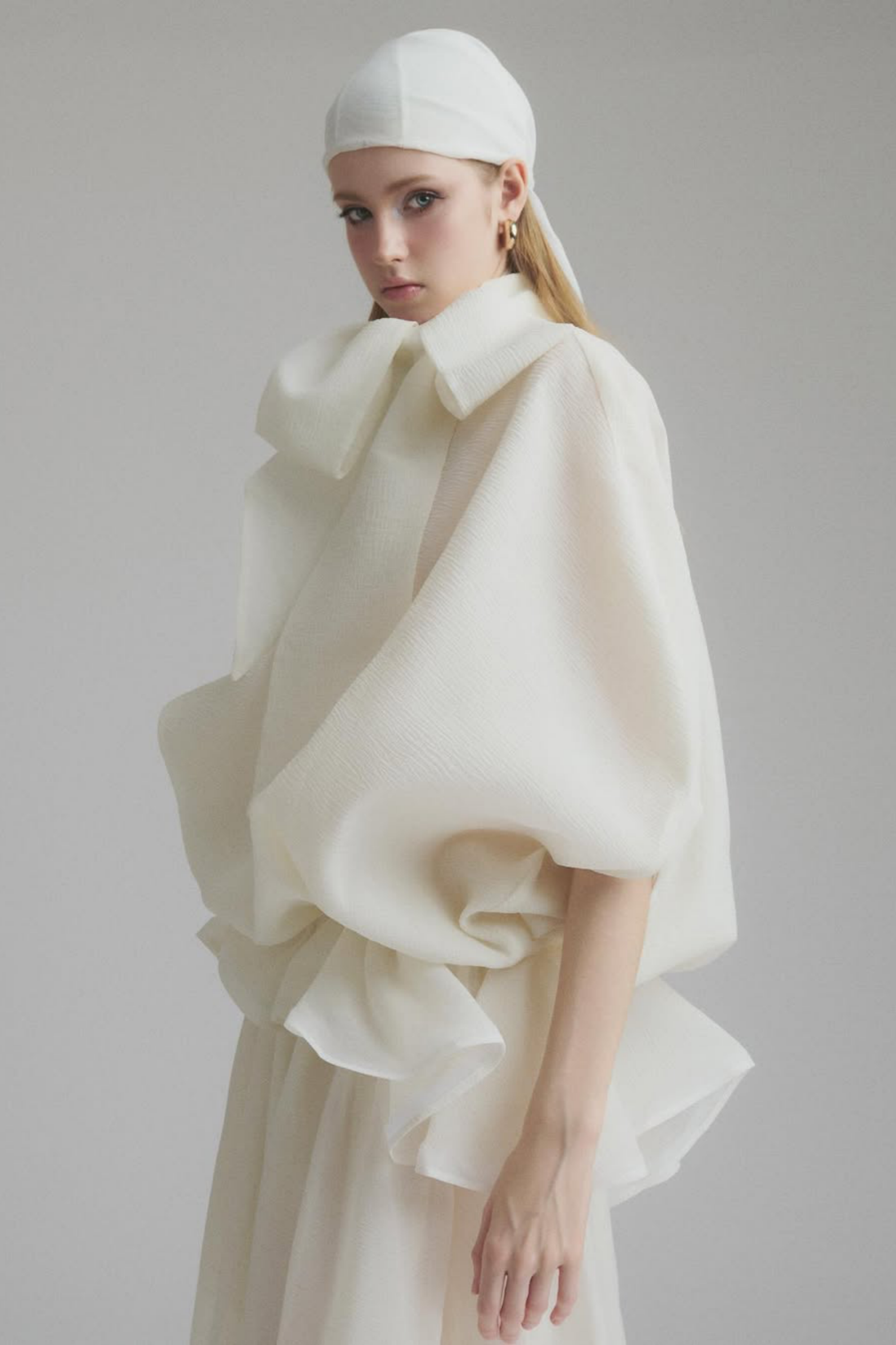 فستان ماكسي أبيض برباط حول الرقبة مع كشكشة من Honorine