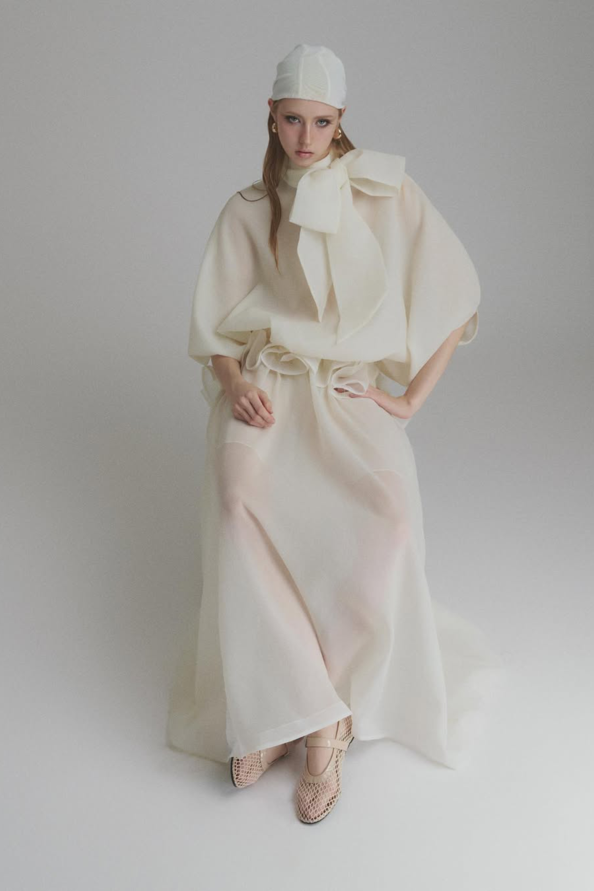 فستان ماكسي أبيض برباط حول الرقبة مع كشكشة من Honorine