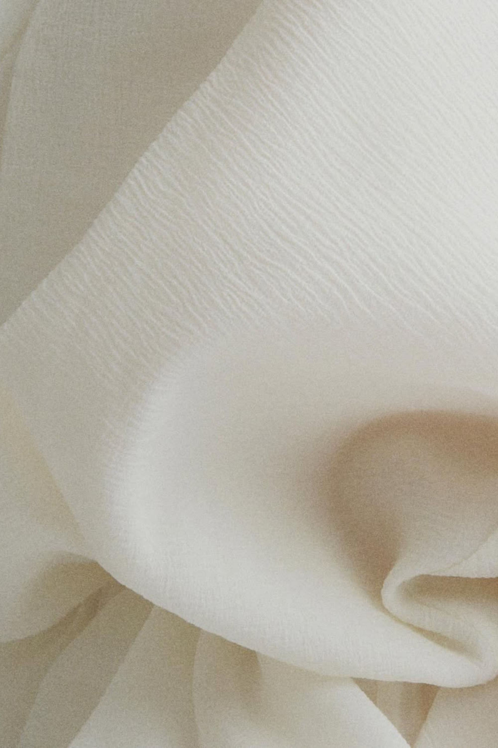 فستان ماكسي أبيض برباط حول الرقبة مع كشكشة من Honorine