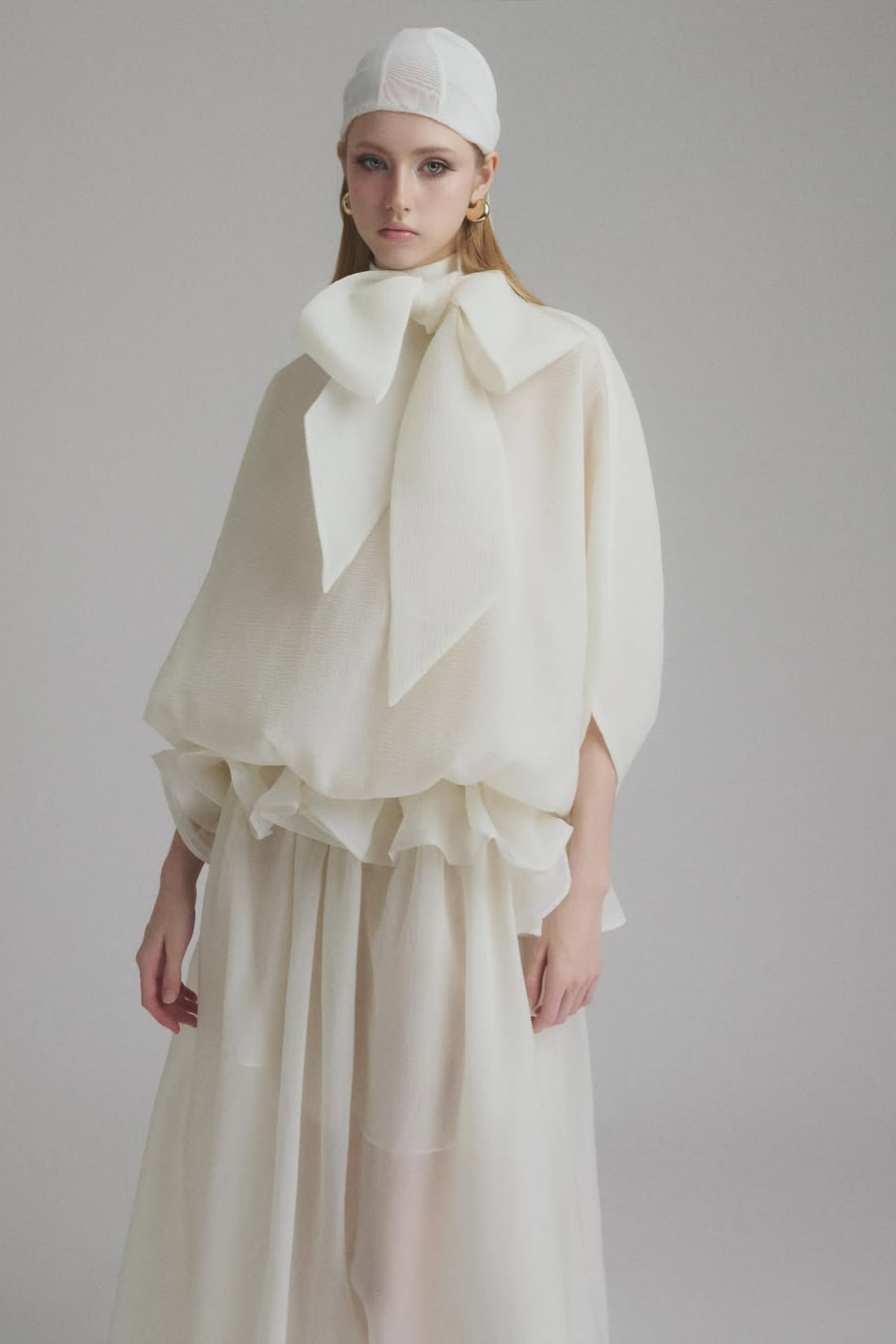 فستان ماكسي أبيض برباط حول الرقبة مع كشكشة من Honorine