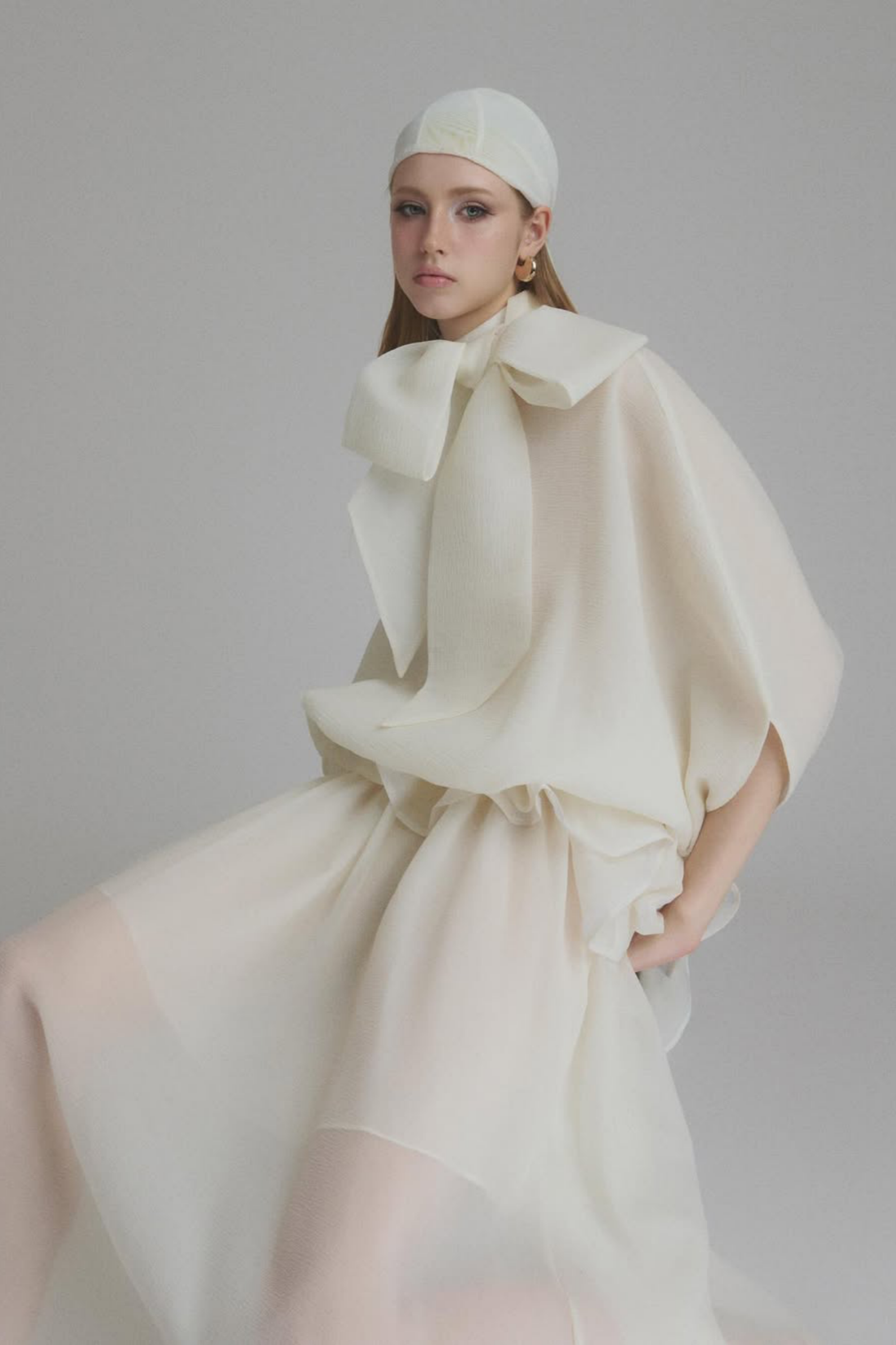 فستان ماكسي أبيض برباط حول الرقبة مع كشكشة من Honorine