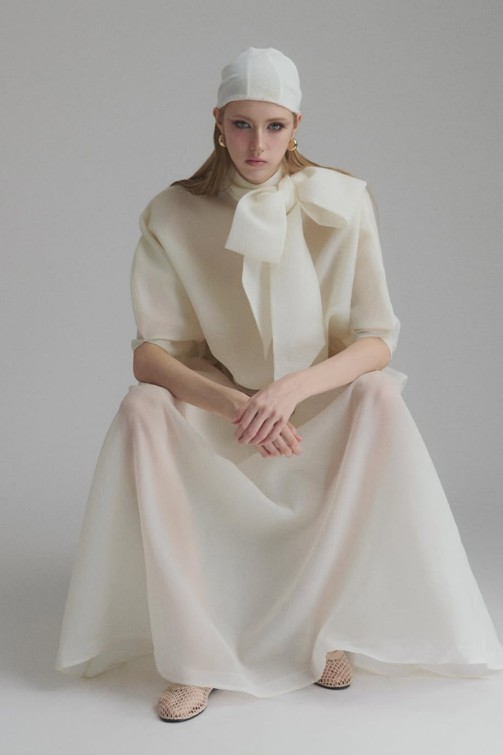 فستان ماكسي أبيض برباط حول الرقبة مع كشكشة من Honorine