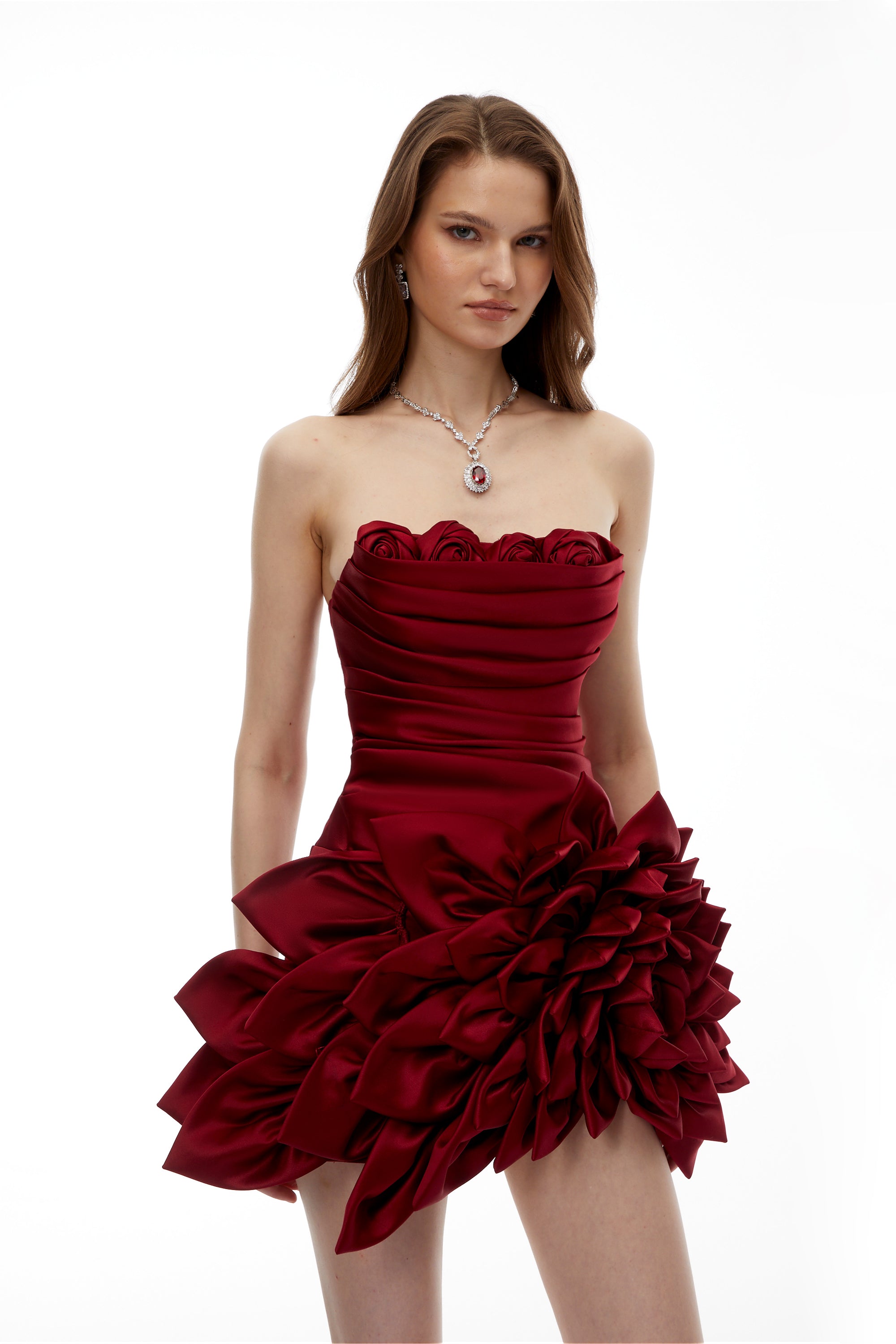 Mini-robe rouge Snizhana à pétales en 3D