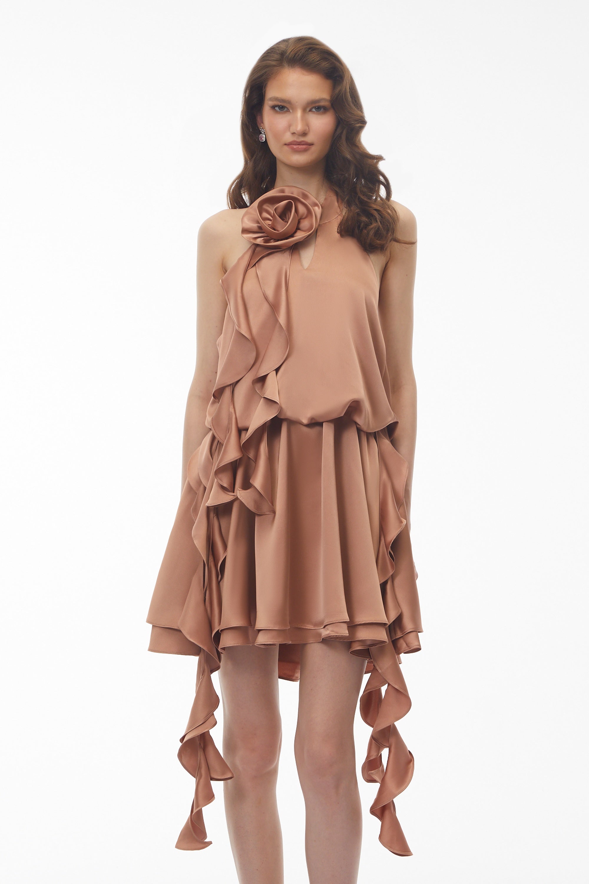 Mini-robe Solange couleur camel, à dos nu et froncée, ornée de fleurs en 3D