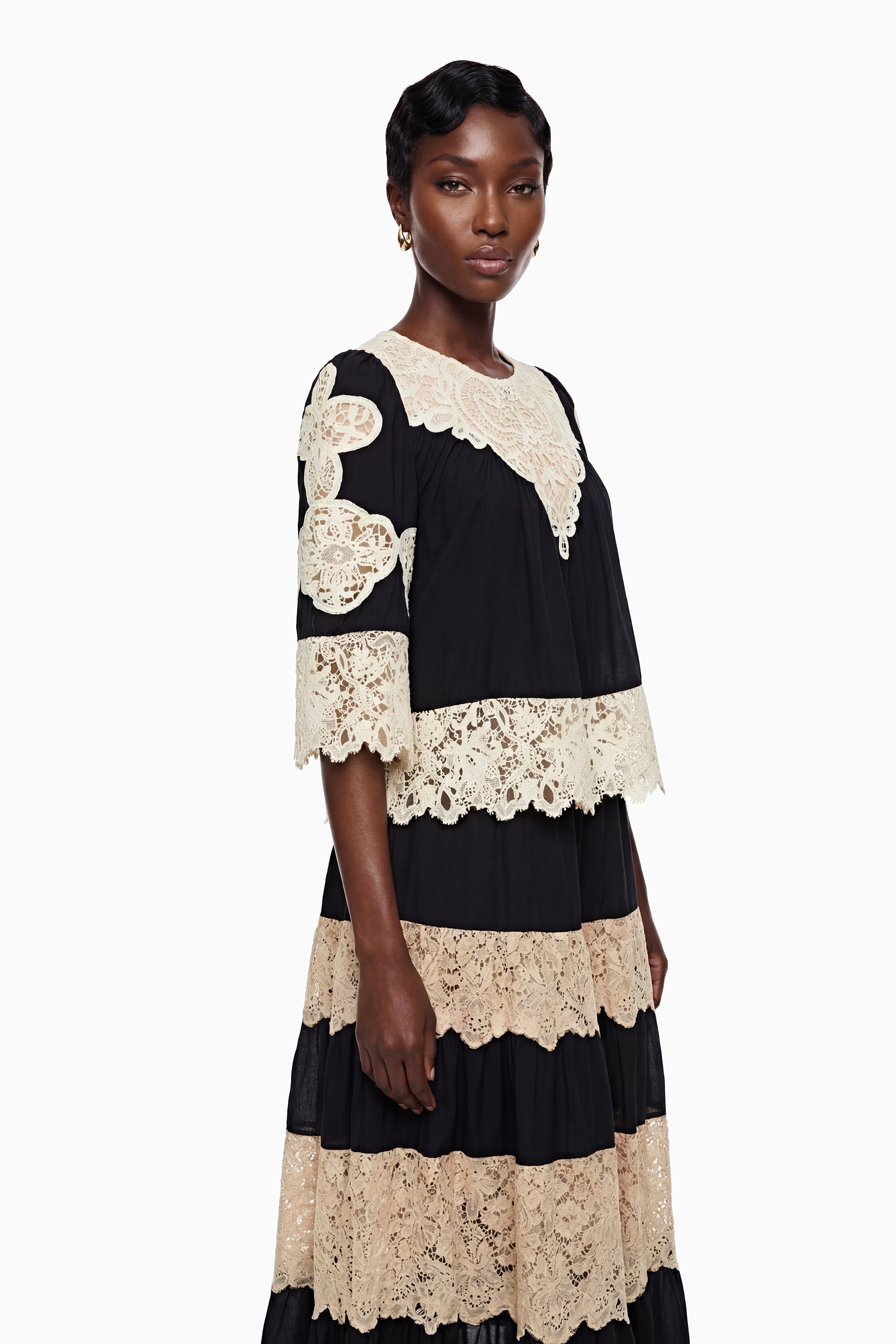 Stella – Schwarzes Oberteil mit Blumenmuster aus Spitze