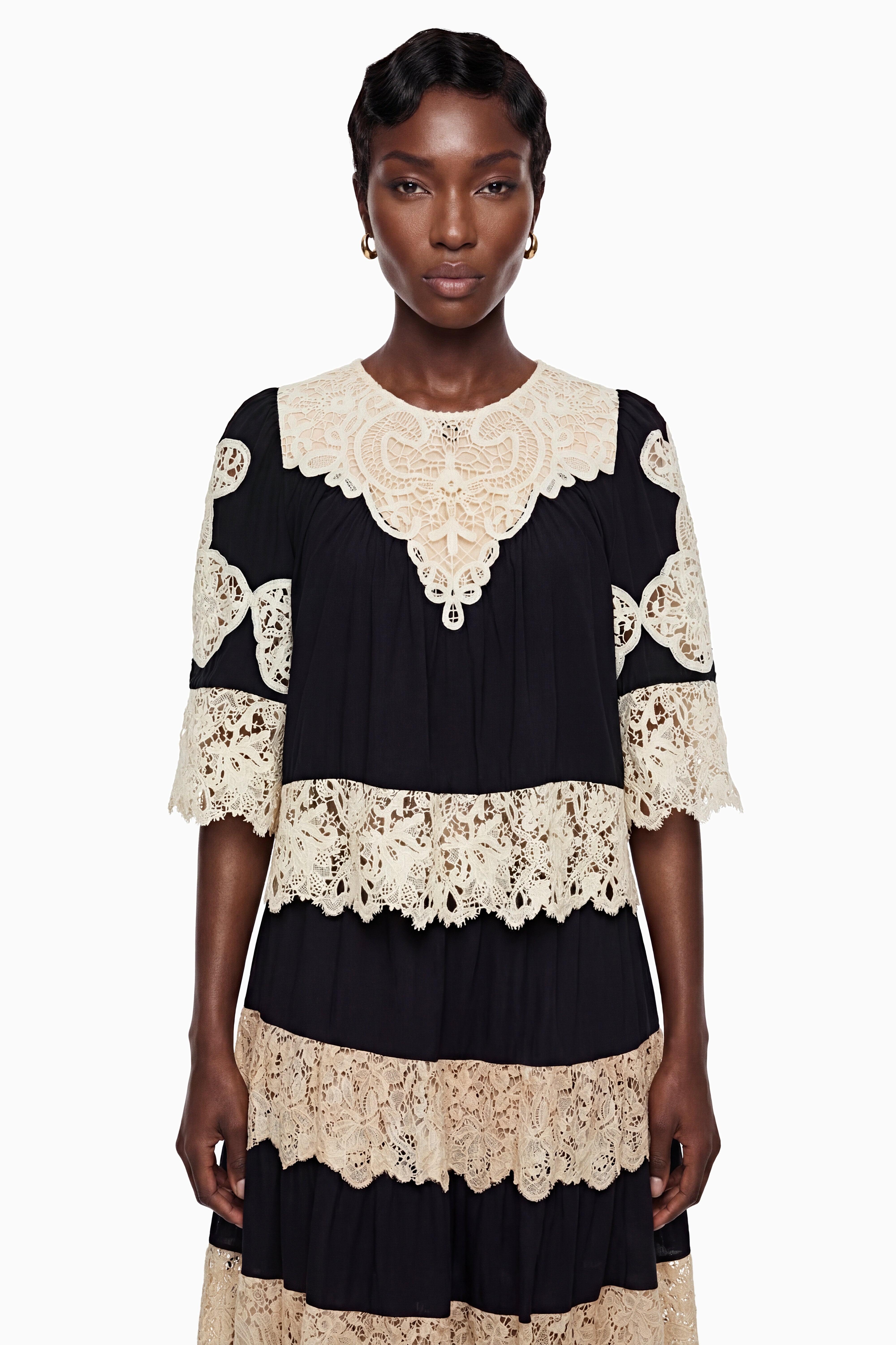 Stella – Schwarzes Oberteil mit Blumenmuster aus Spitze