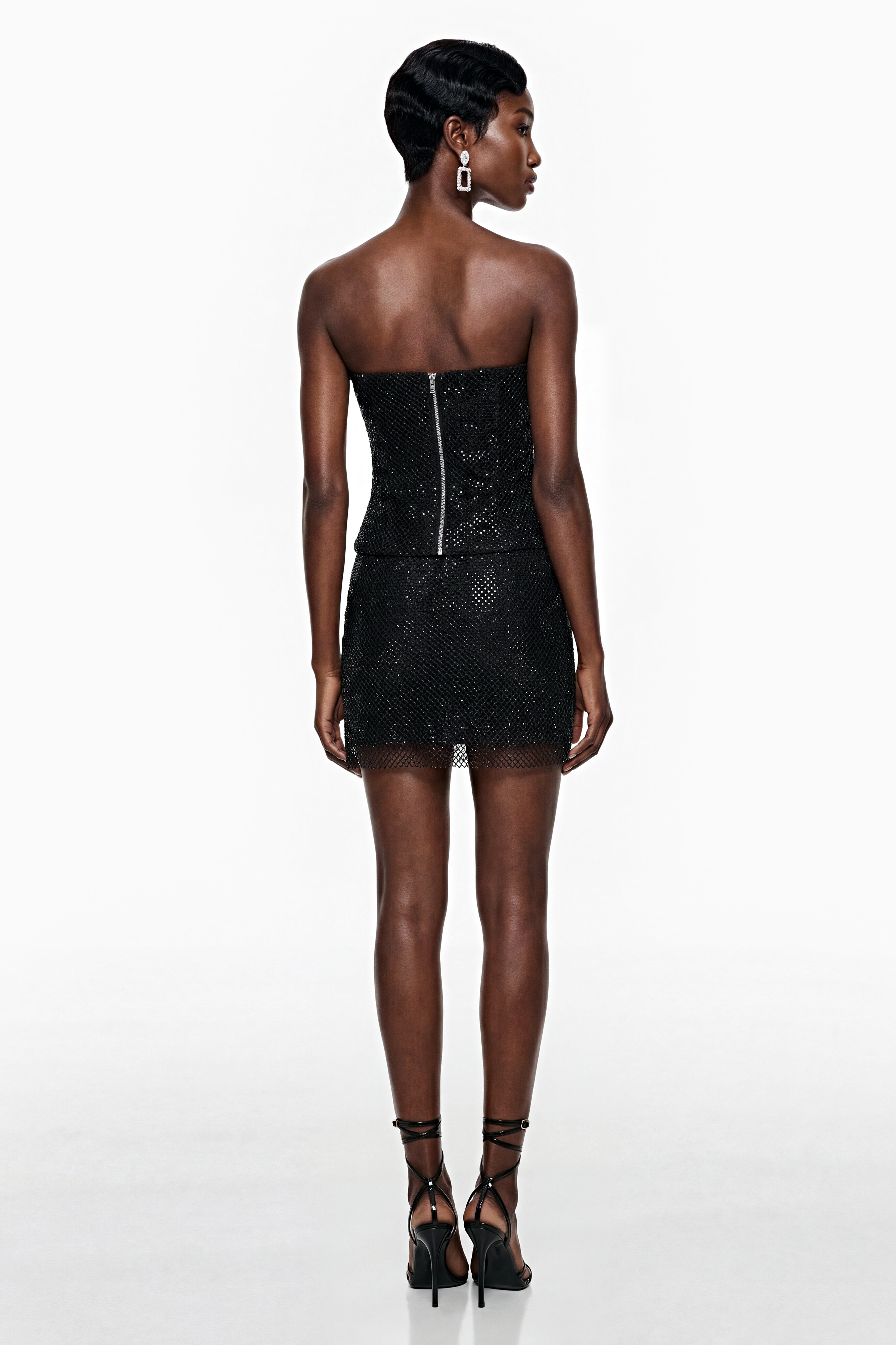 Suné – Set aus schwarzem Oberteil mit Rüschen und Rock mit Strasssteinen