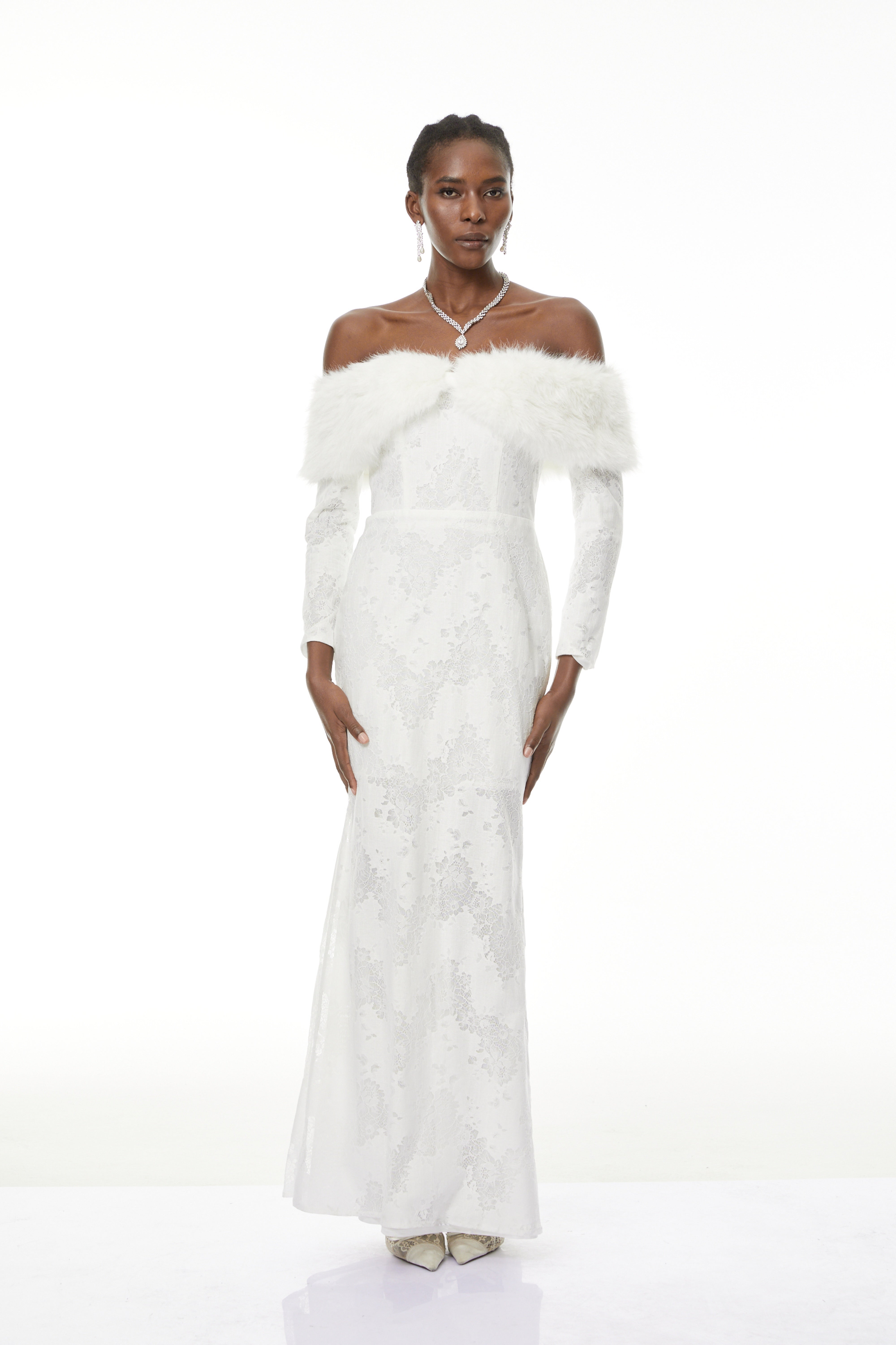 Susanne Maxikleid aus weißer Spitze mit Blumenmuster und Pelzbesatz