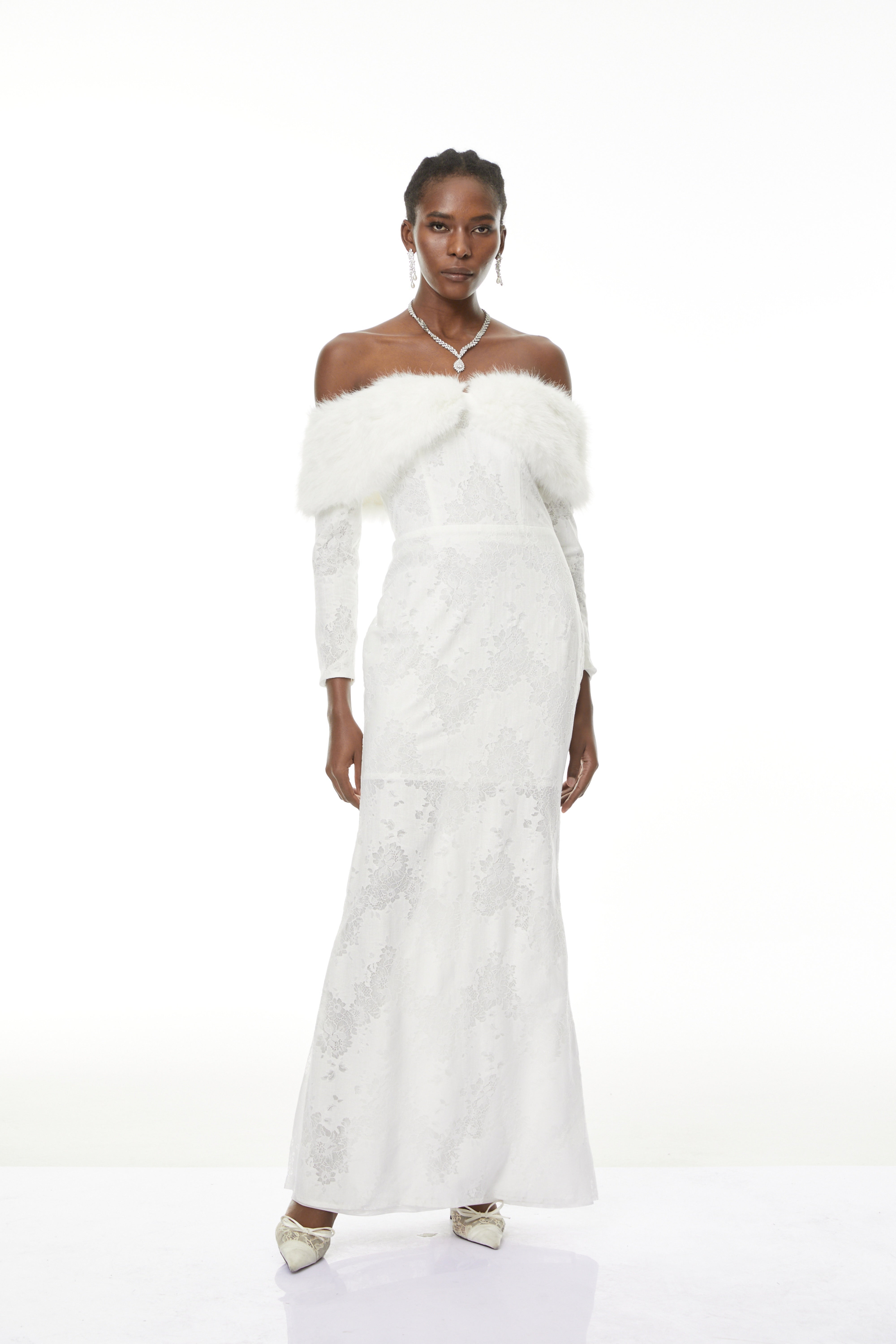 Susanne Maxikleid aus weißer Spitze mit Blumenmuster und Pelzbesatz