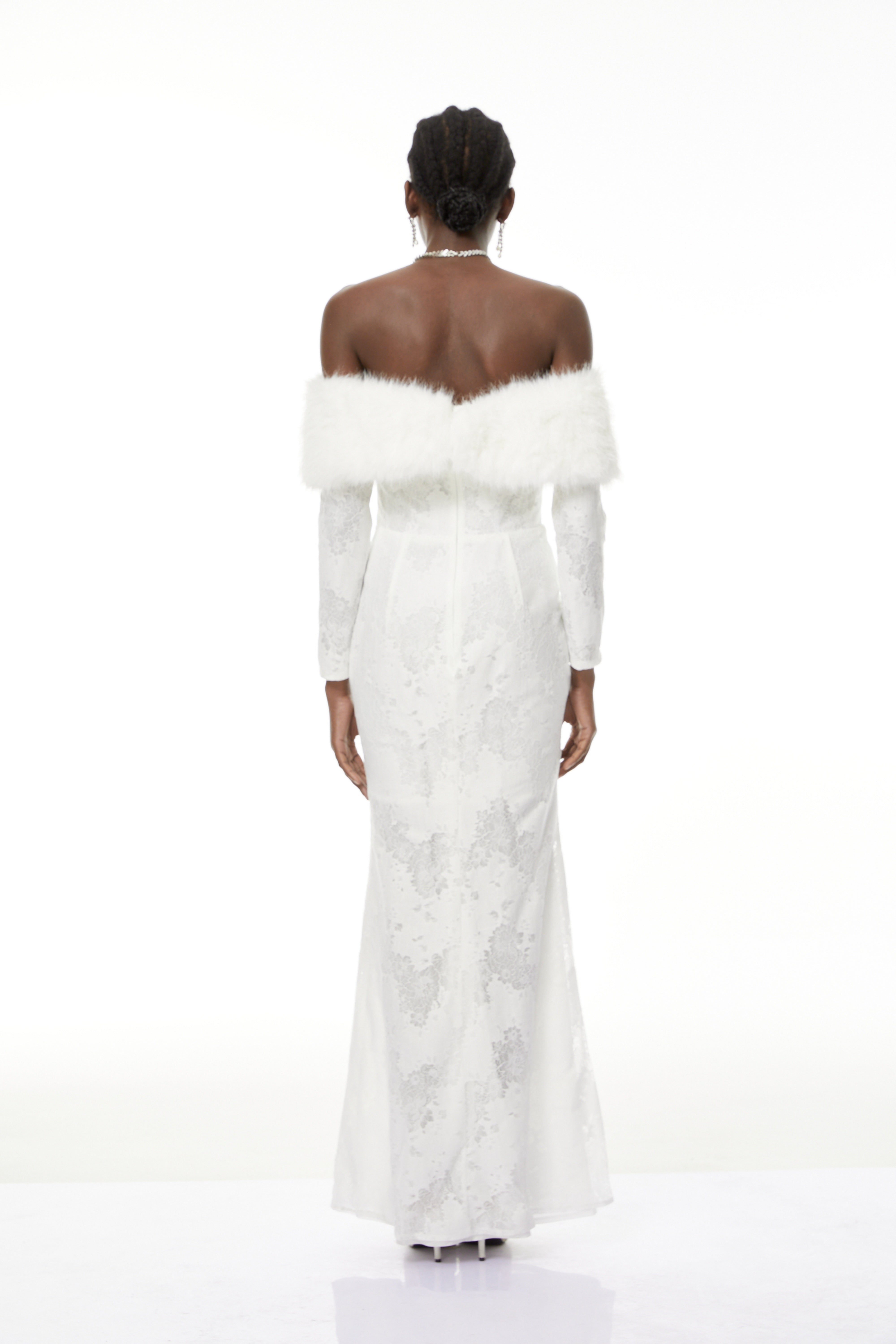 Susanne Maxikleid aus weißer Spitze mit Blumenmuster und Pelzbesatz