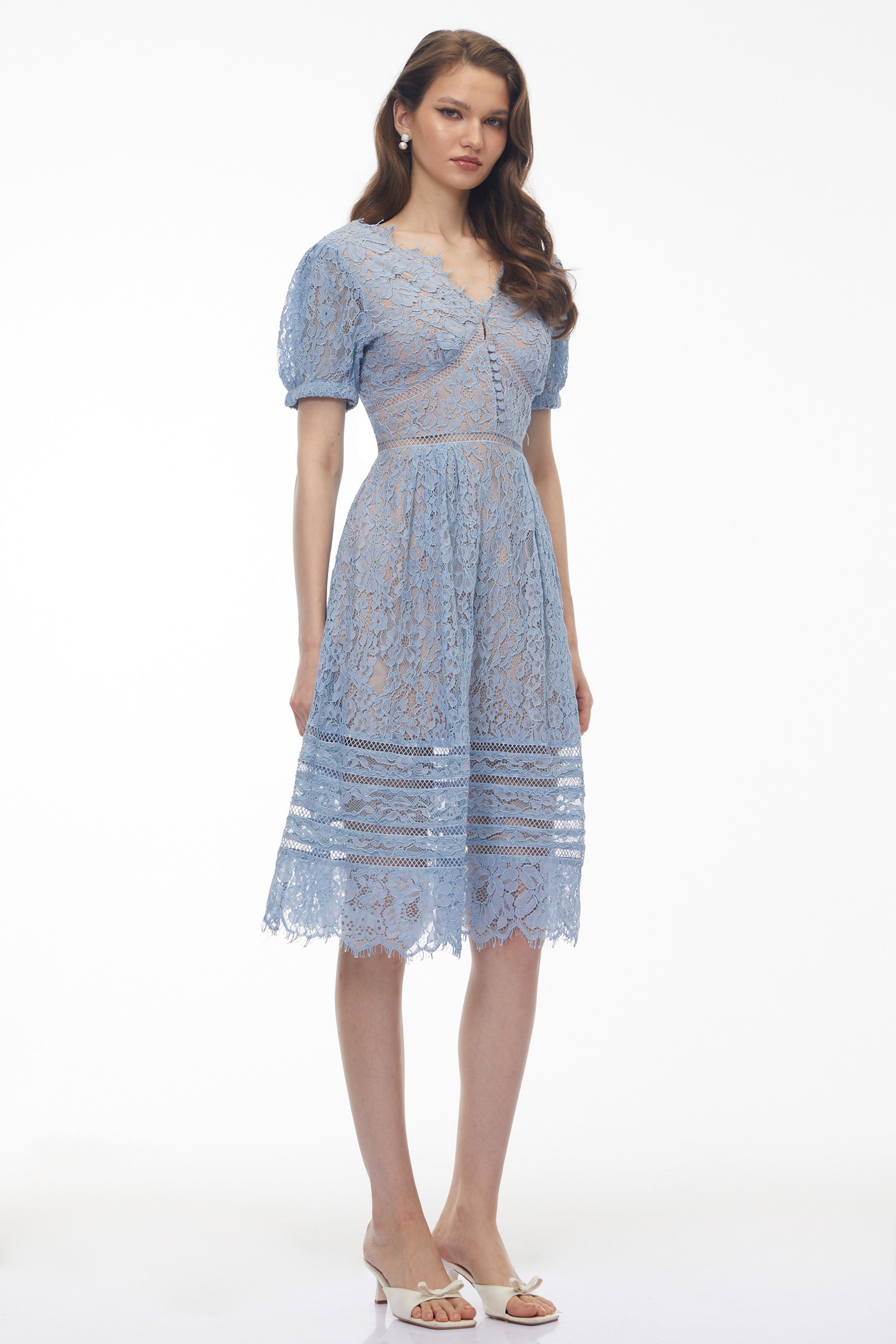 Robe mi-longue à fleurs en dentelle bleu barbeau Tamara