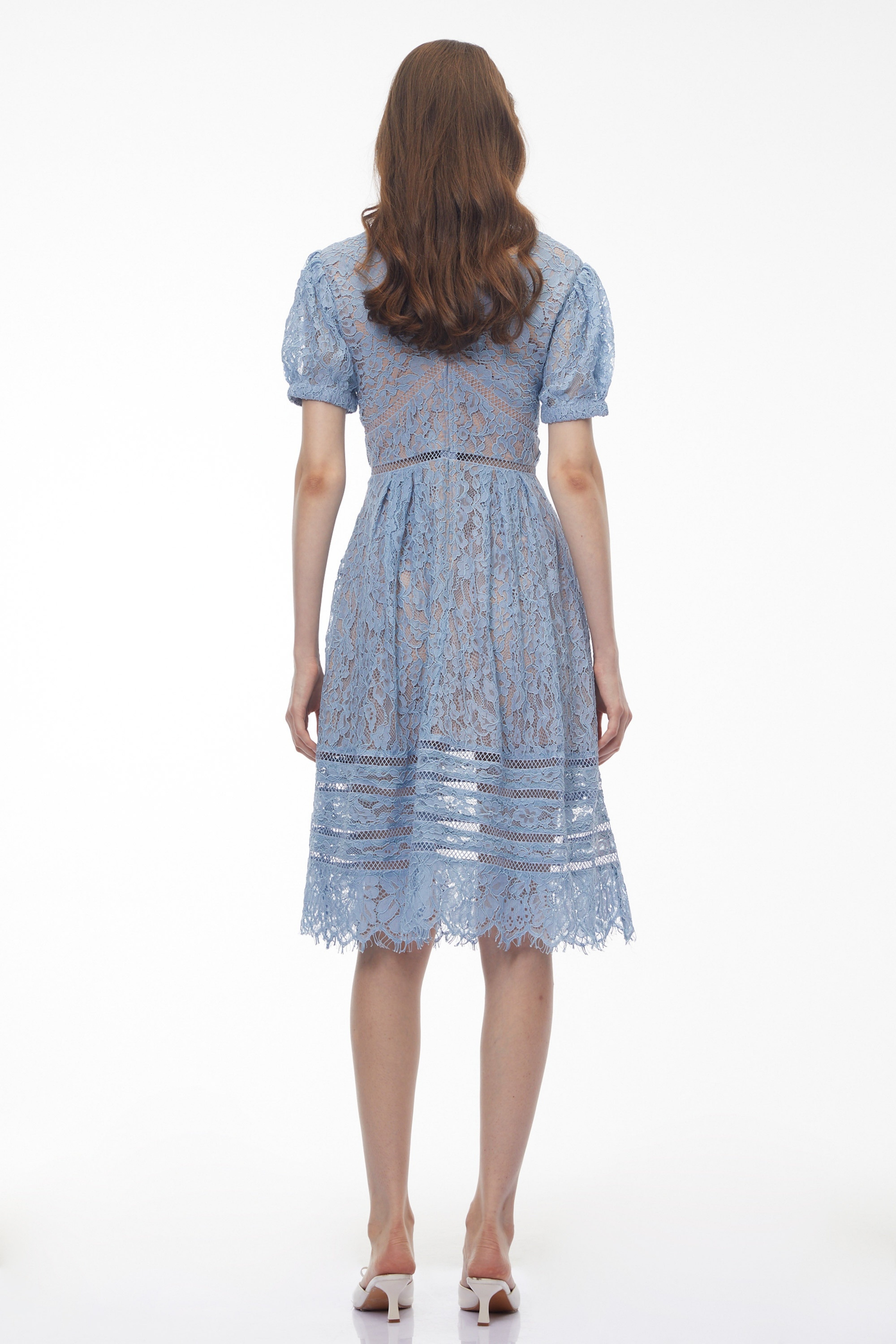 Robe mi-longue à fleurs en dentelle bleu barbeau Tamara