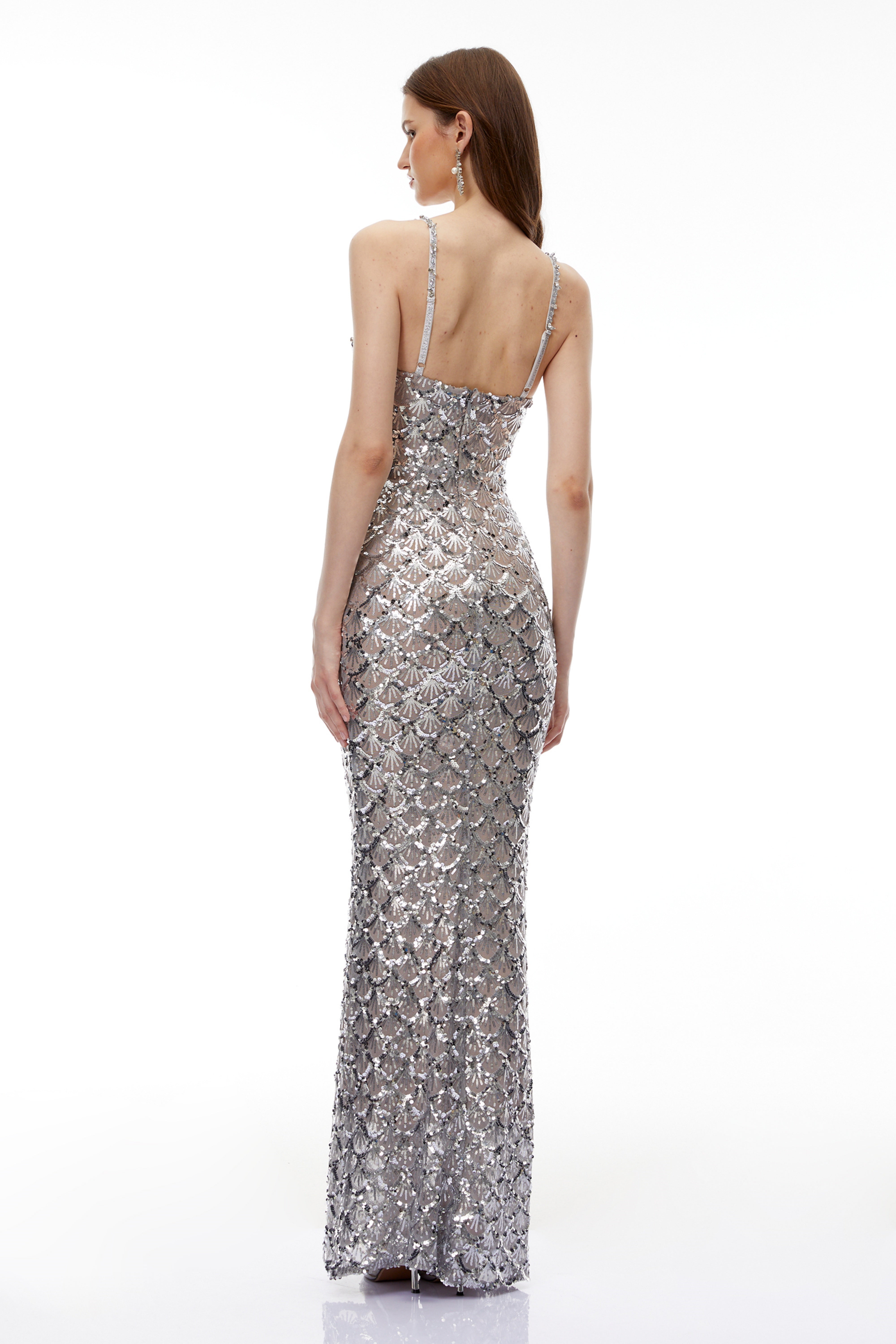 فستان طويل بقصّة حورية البحر مزين بالفضة من "تيهيلا"