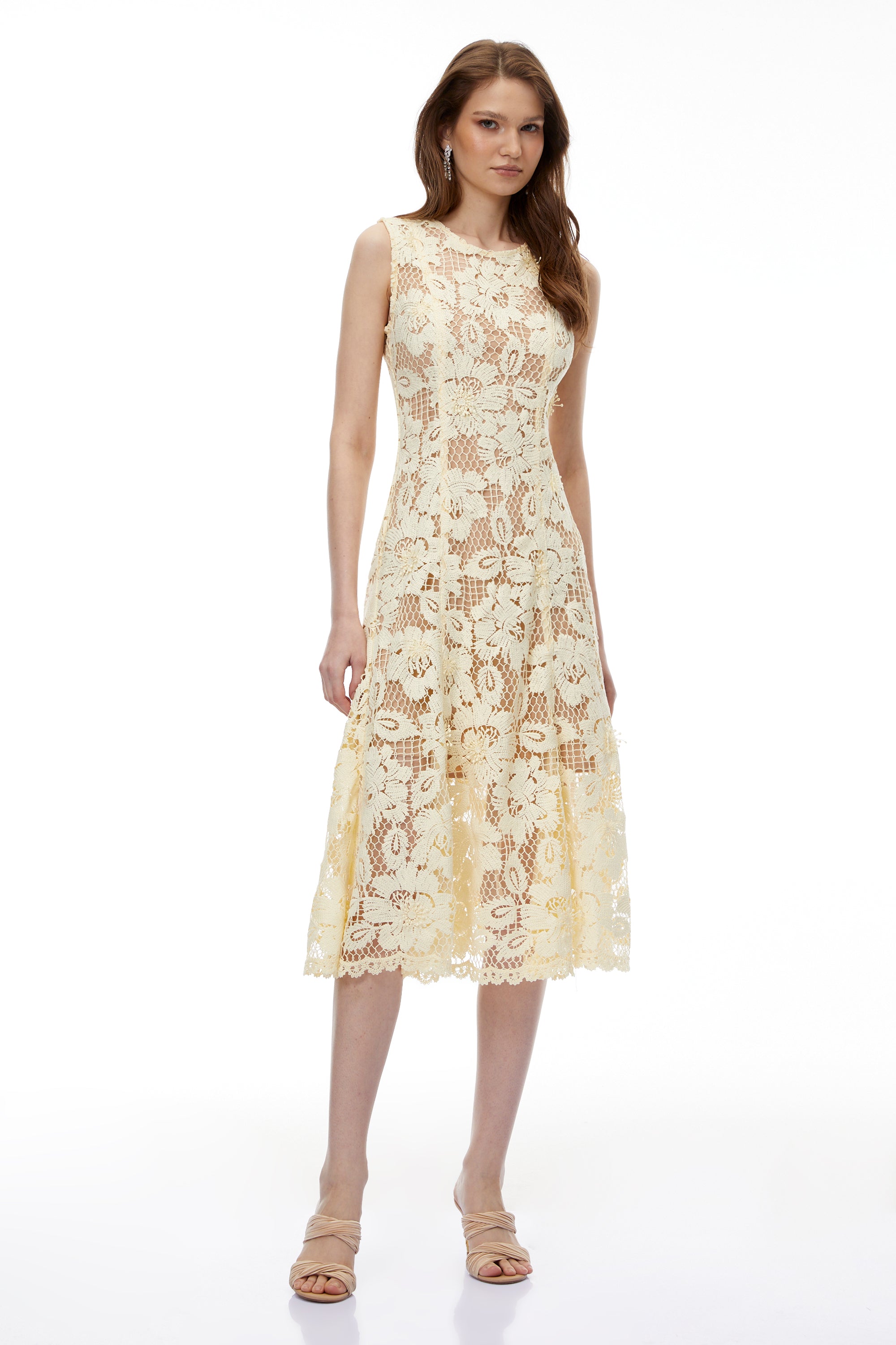 فستان ميدي بدون أكمام من ثالاسا باللون الأصفر والمزين بالدانتيل والزهور