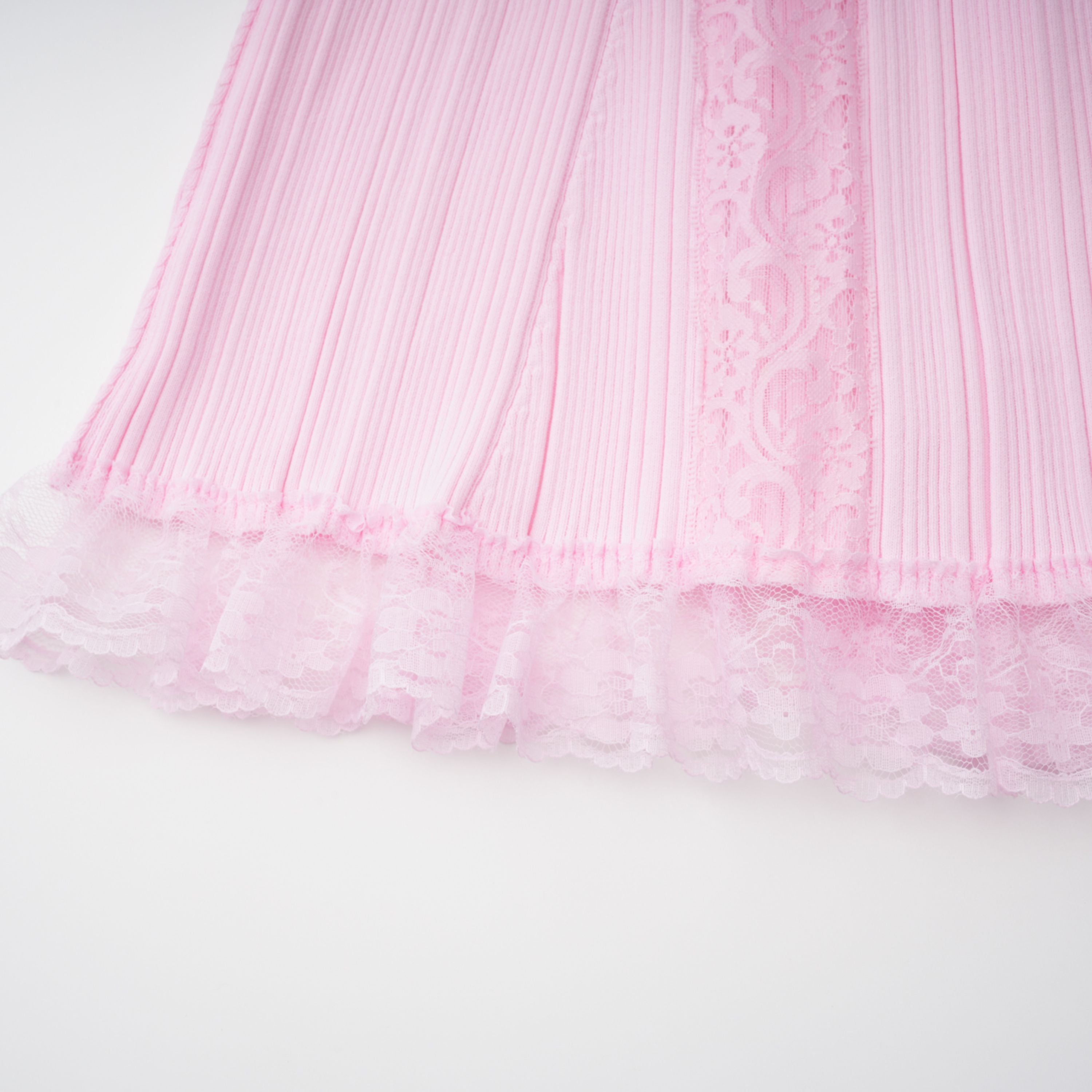 فستان ميدي من تاليا باللون الوردي مع حواف من الدانتيل
