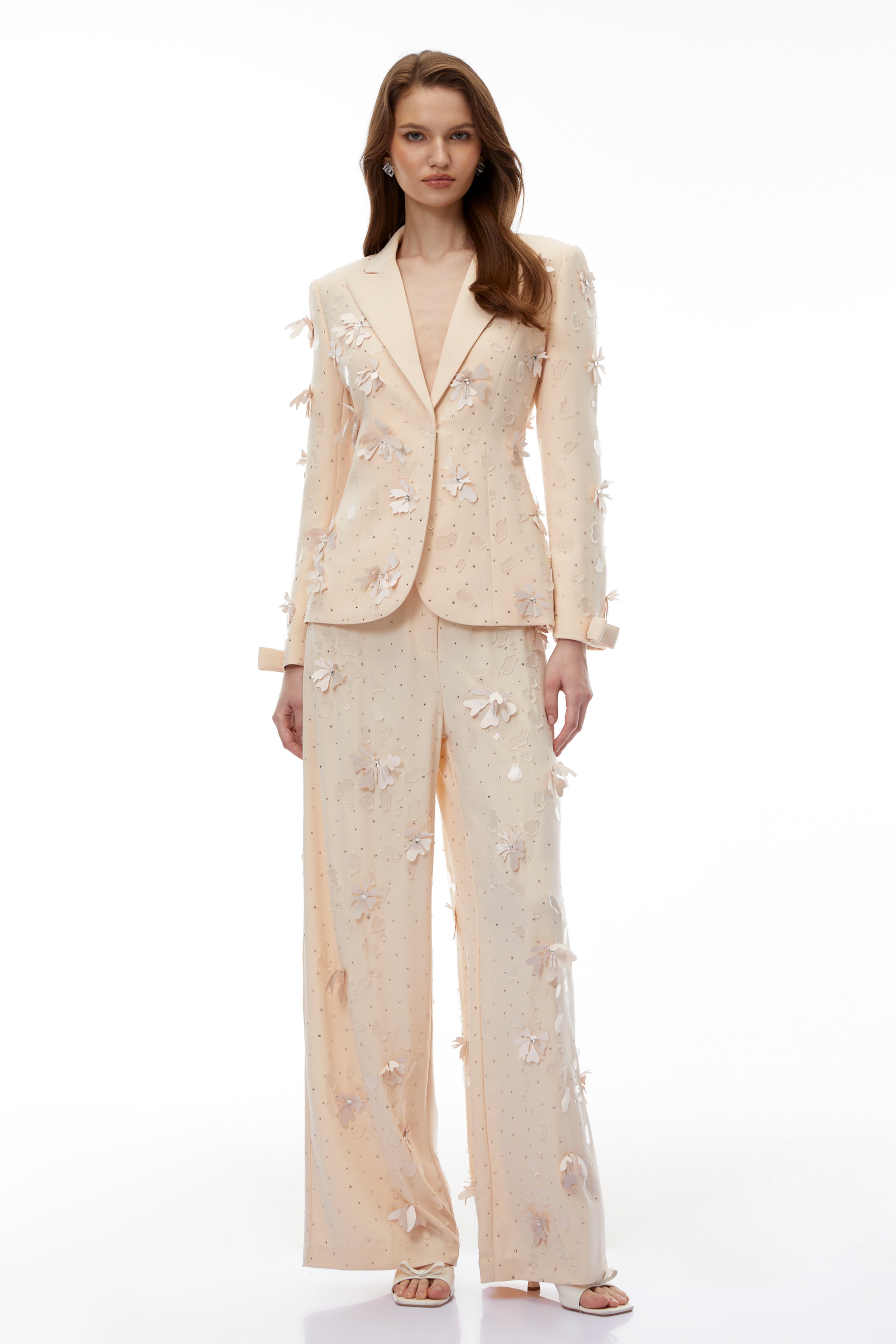 طقم سترة وبنطال من تيتانيا نيوترال بزخارف زهرية ثلاثية الأبعاد ومزينة بالخرز