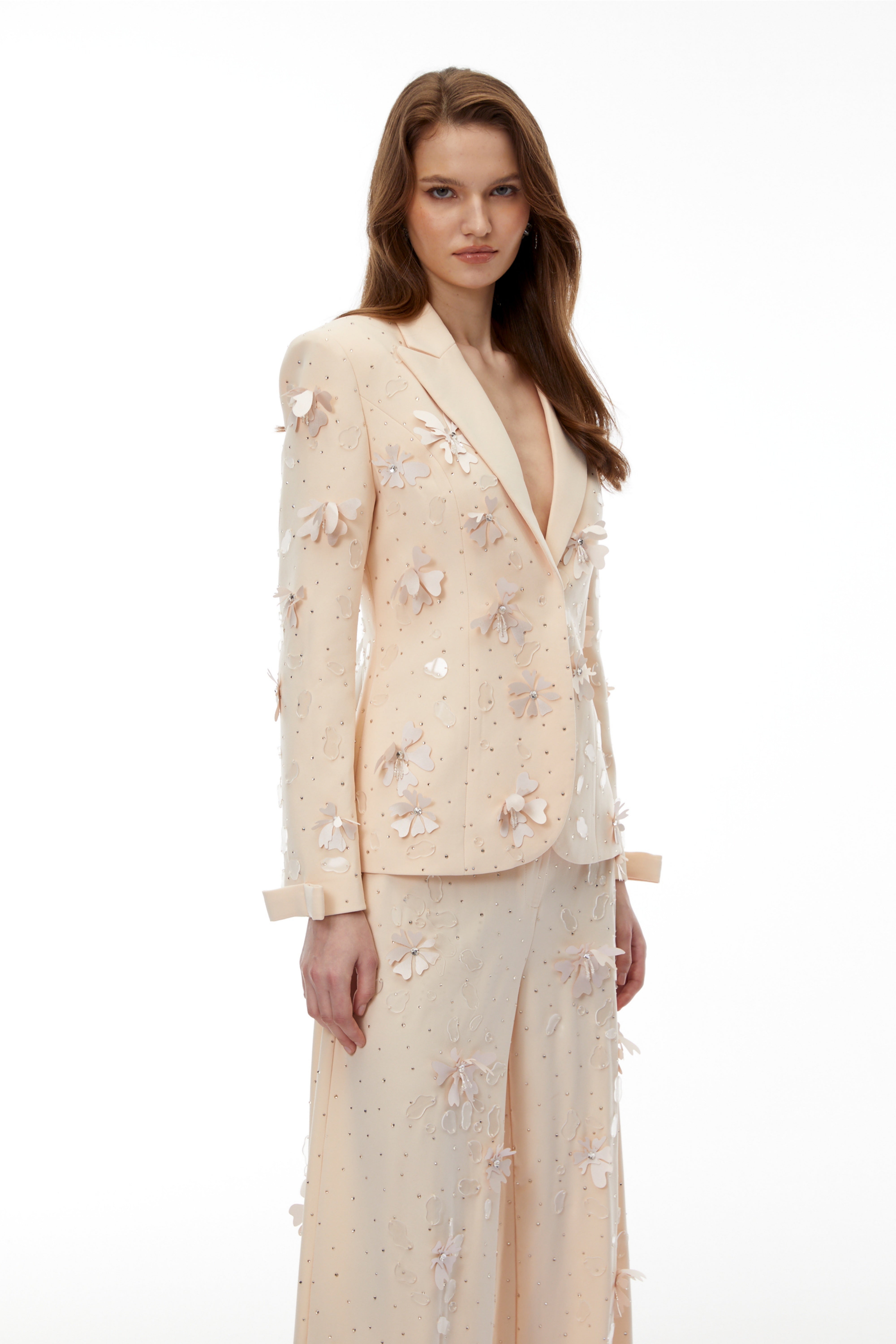 طقم سترة وبنطال من تيتانيا نيوترال بزخارف زهرية ثلاثية الأبعاد ومزينة بالخرز