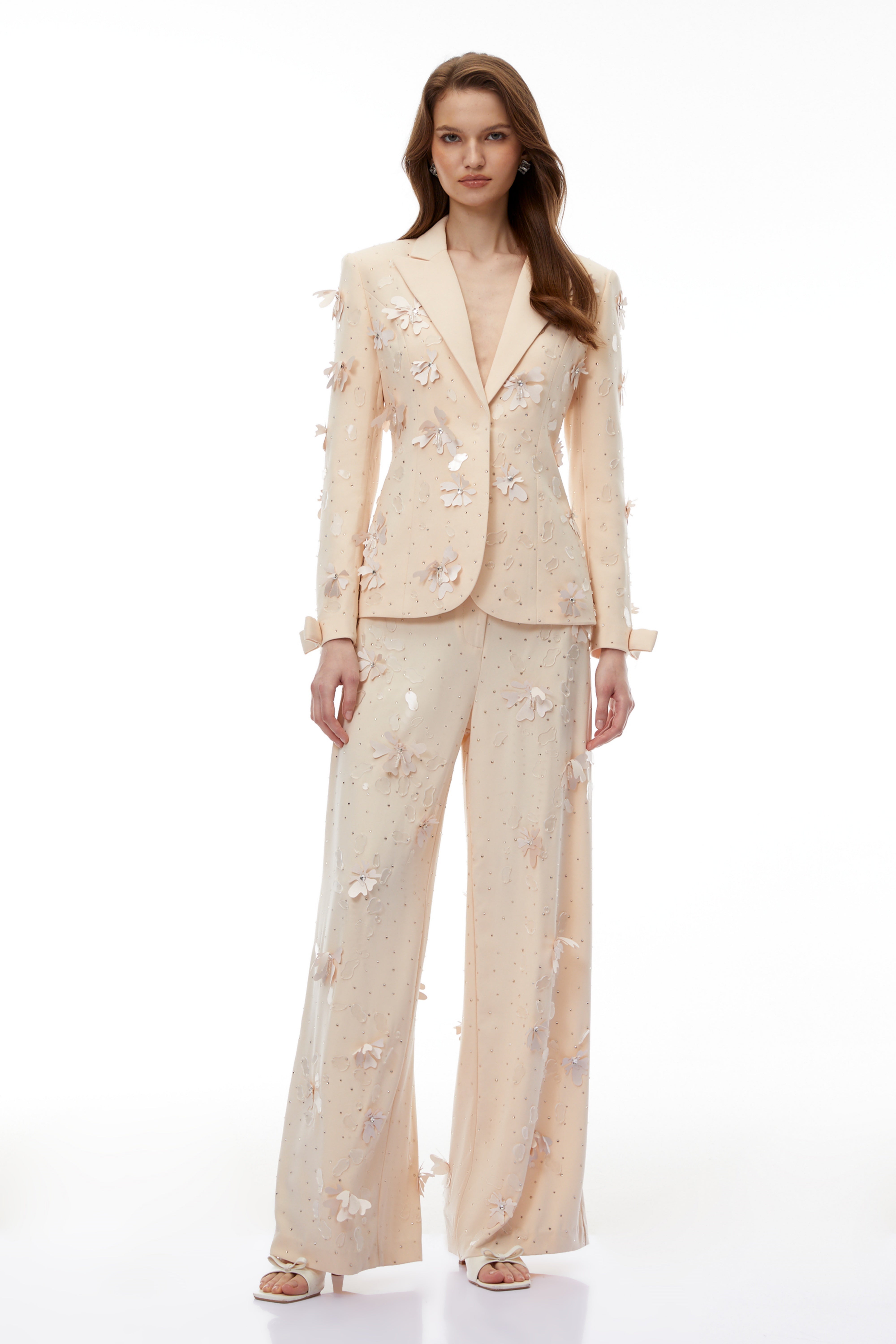 طقم سترة وبنطال من تيتانيا نيوترال بزخارف زهرية ثلاثية الأبعاد ومزينة بالخرز