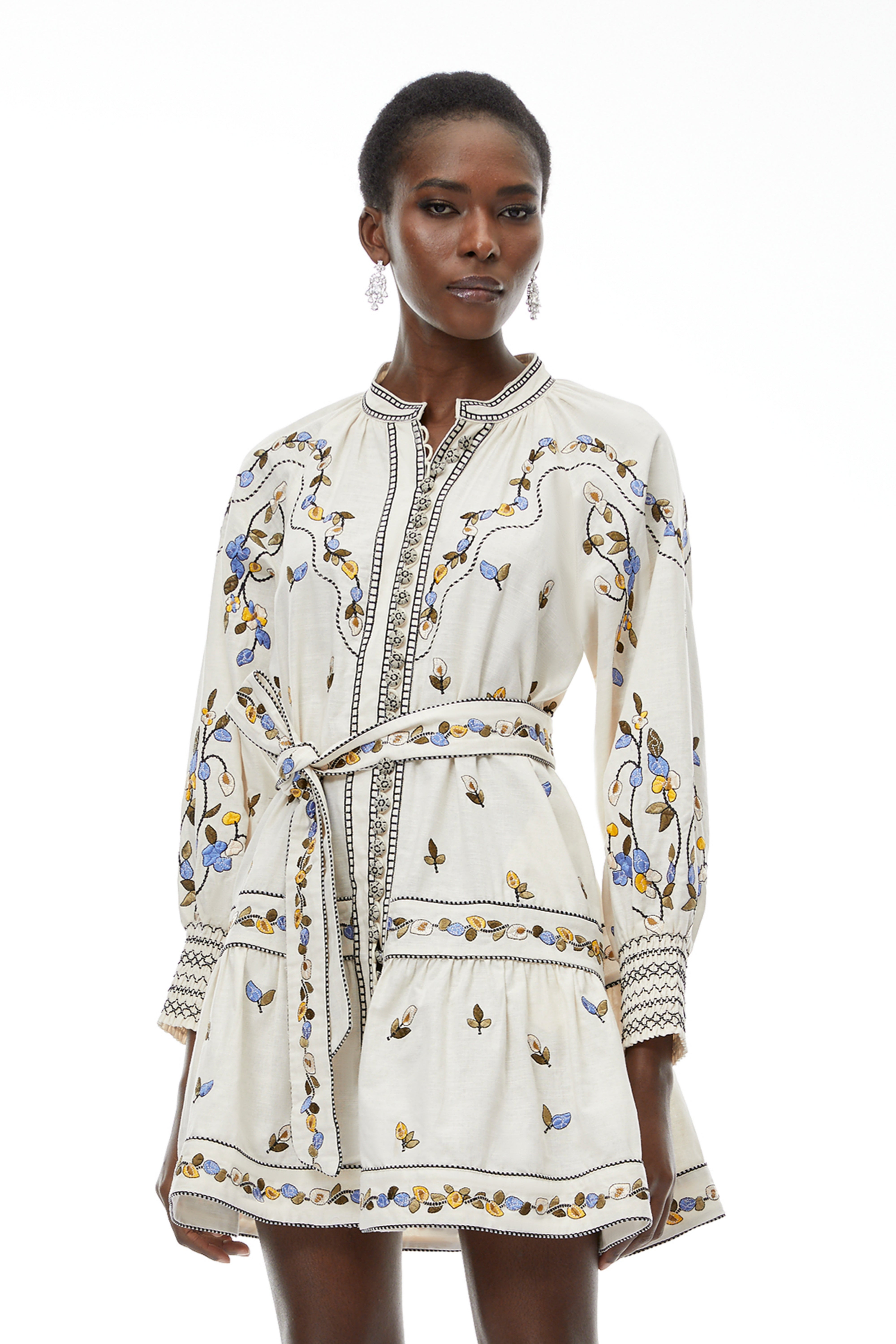 Tove – Weißes Minikleid mit Blumenstickerei