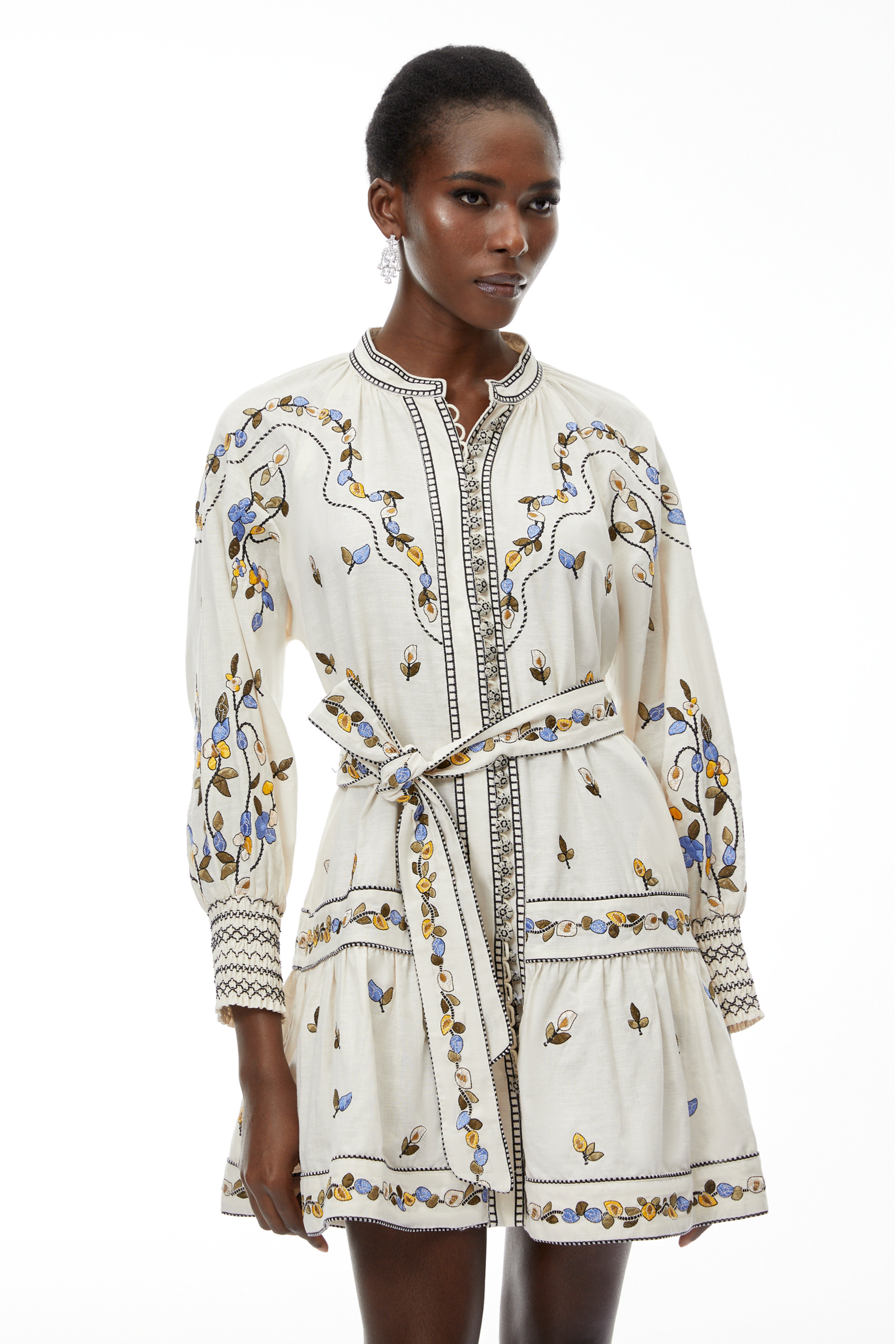 Tove – Weißes Minikleid mit Blumenstickerei