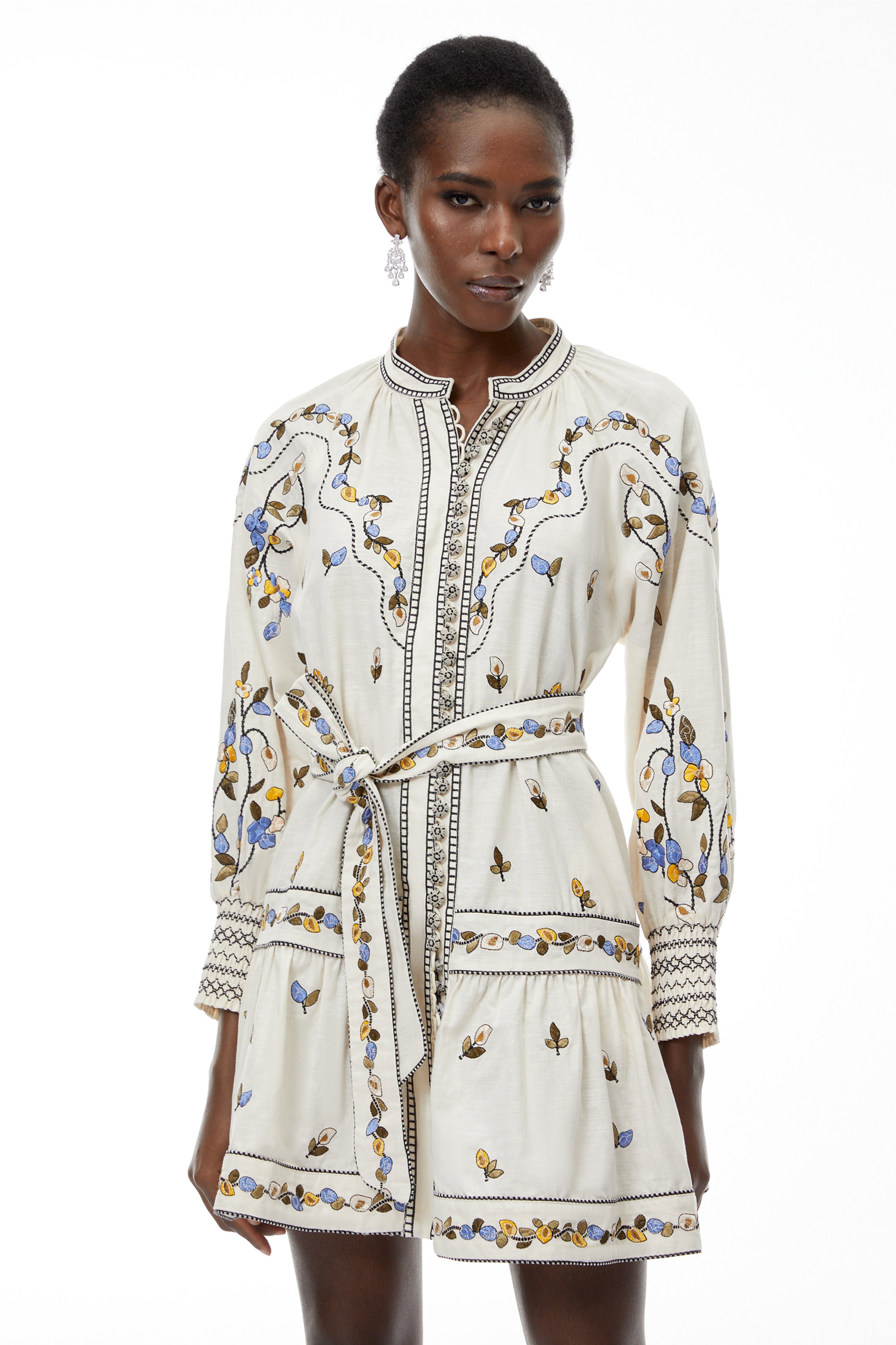 Tove – Weißes Minikleid mit Blumenstickerei