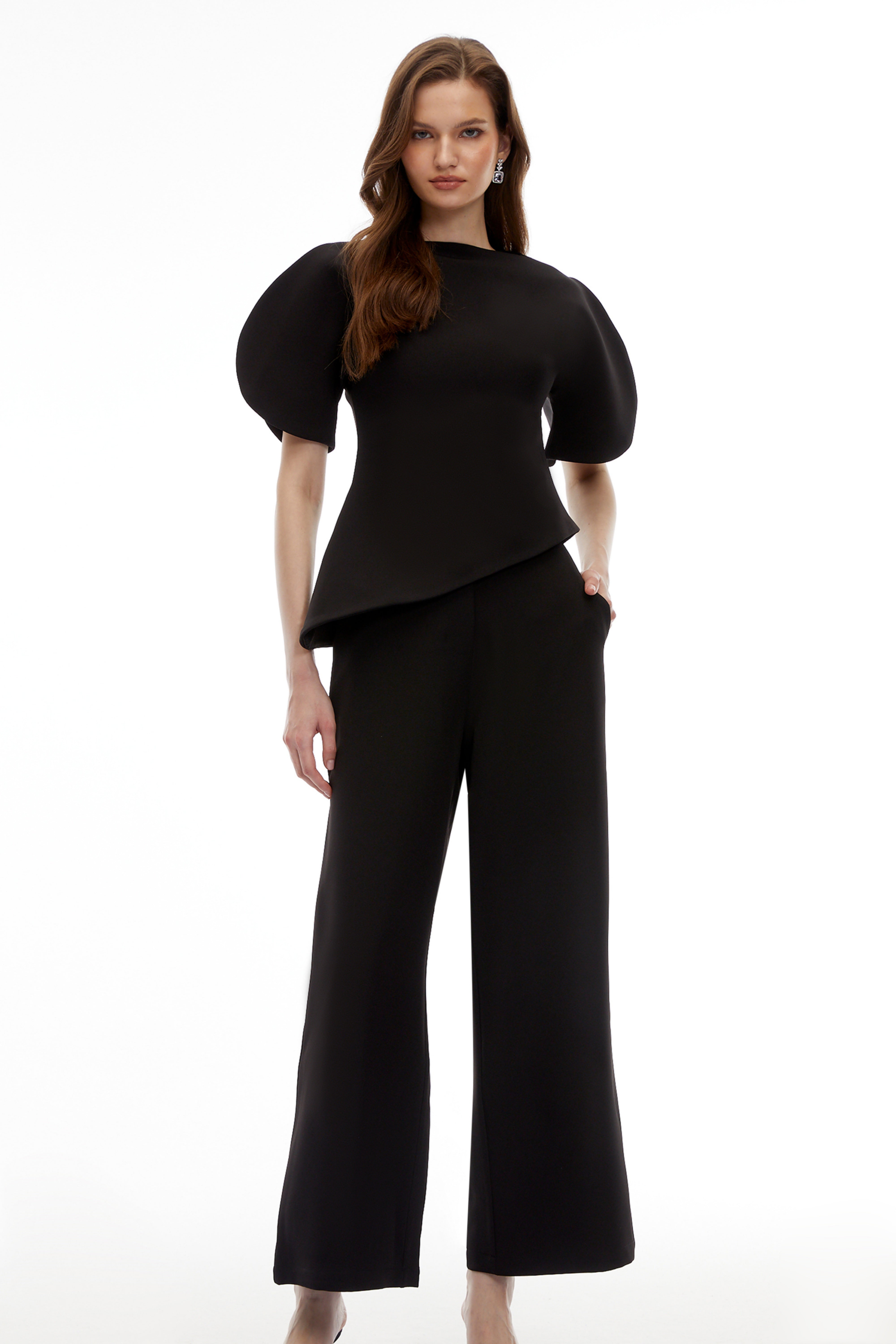 طقم بلوزة وسروال من "أوليانا" باللون الأسود وأكمام منفوخة