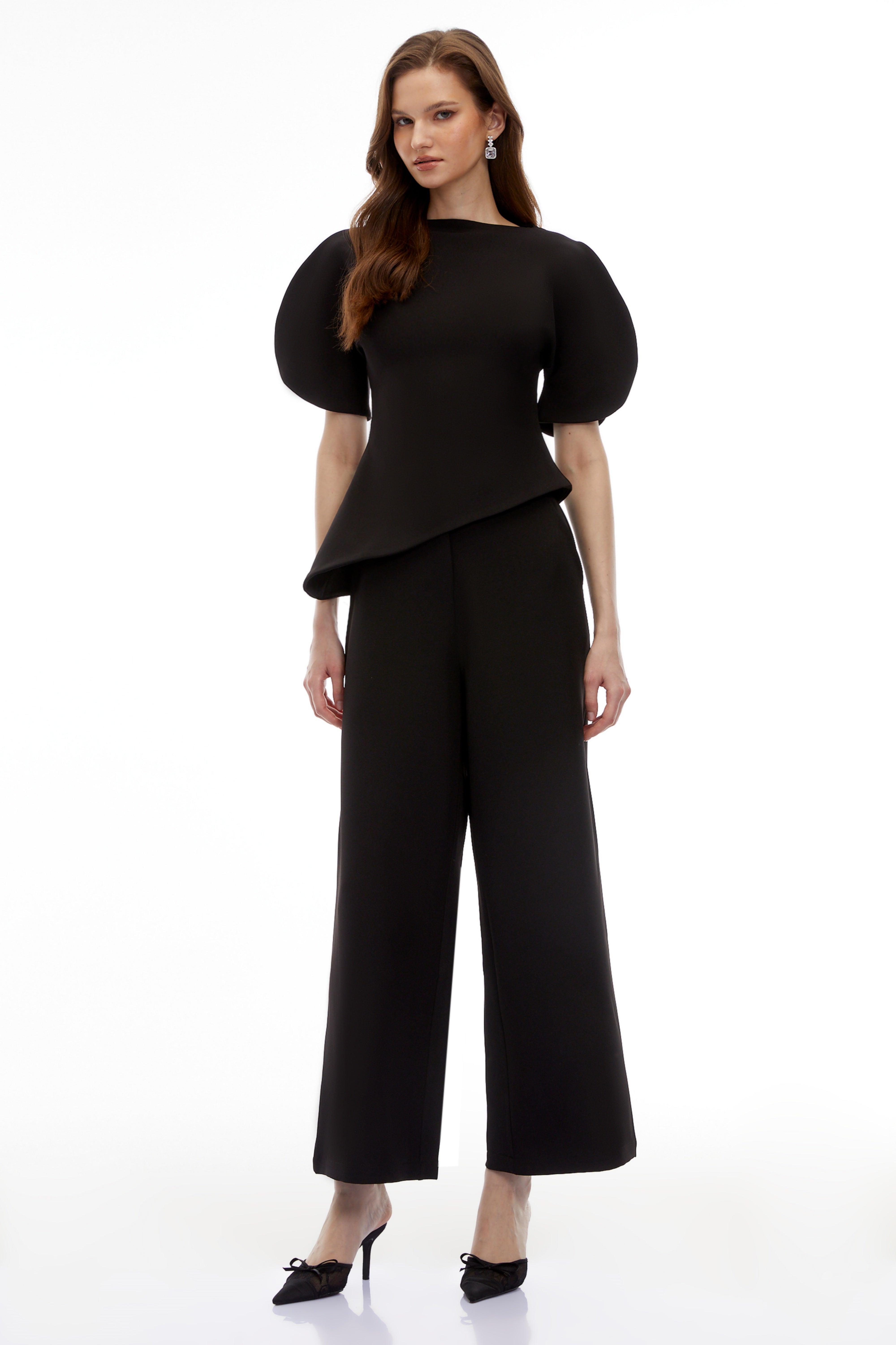 طقم بلوزة وسروال من "أوليانا" باللون الأسود وأكمام منفوخة