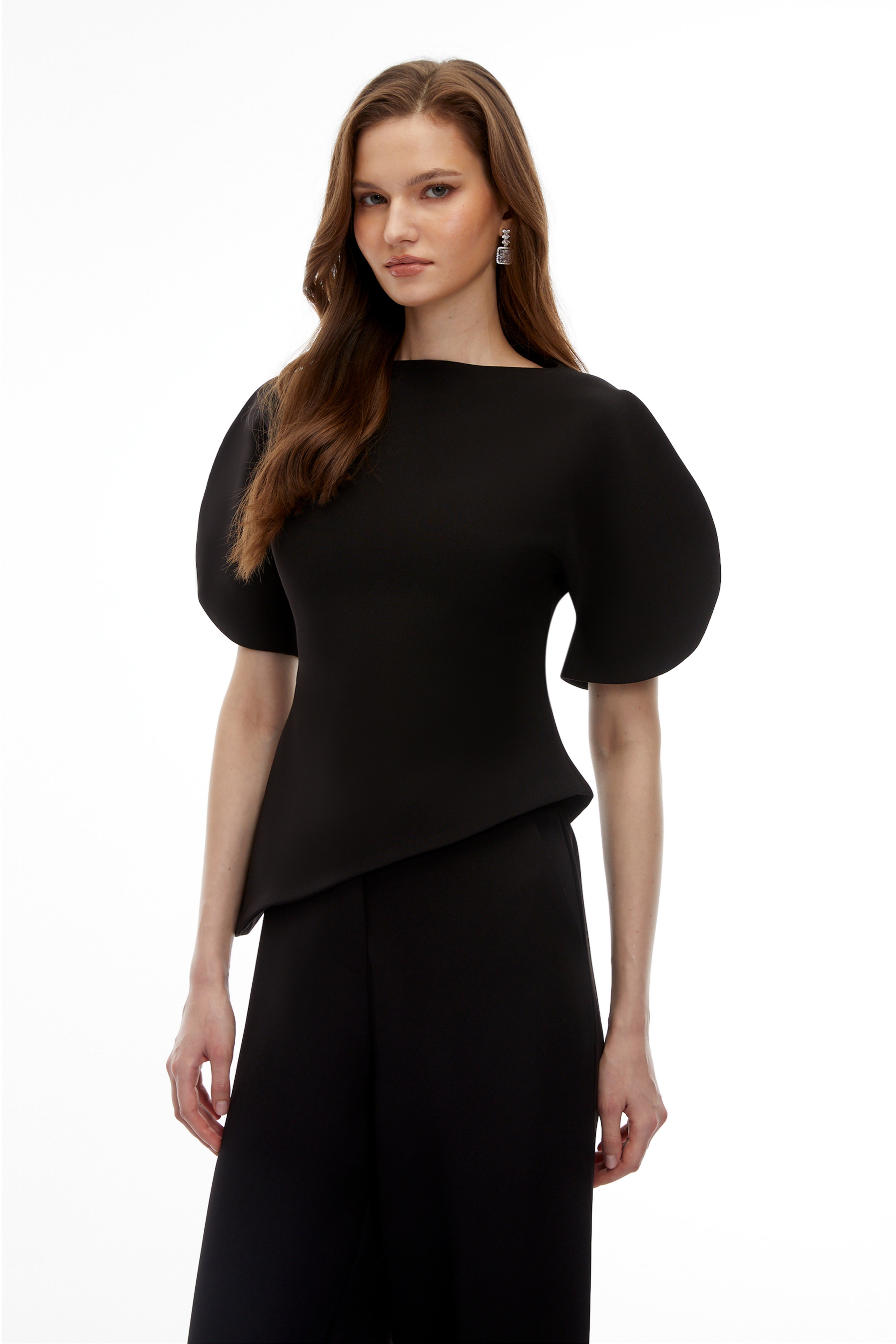 طقم بلوزة وسروال من "أوليانا" باللون الأسود وأكمام منفوخة