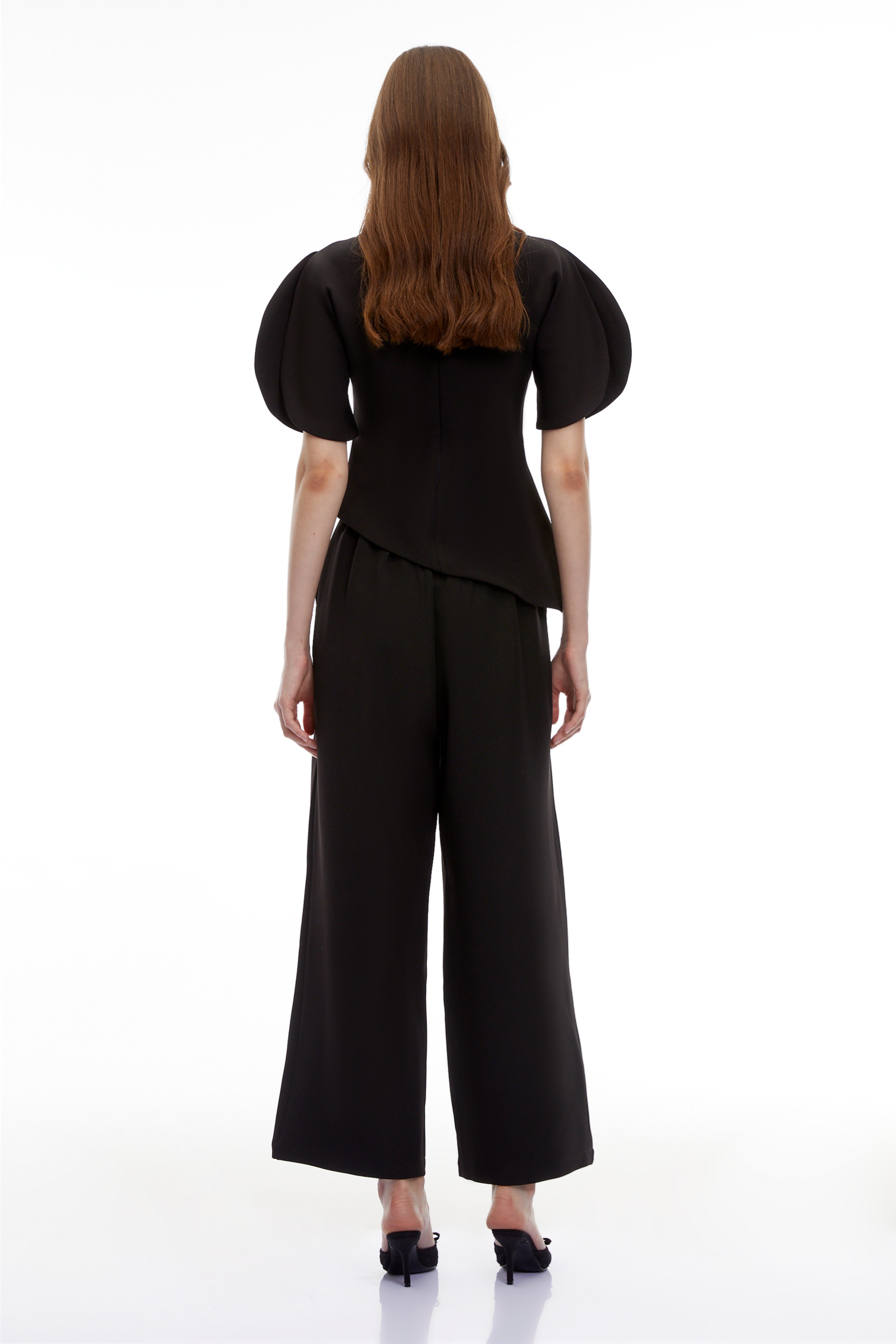 طقم بلوزة وسروال من "أوليانا" باللون الأسود وأكمام منفوخة