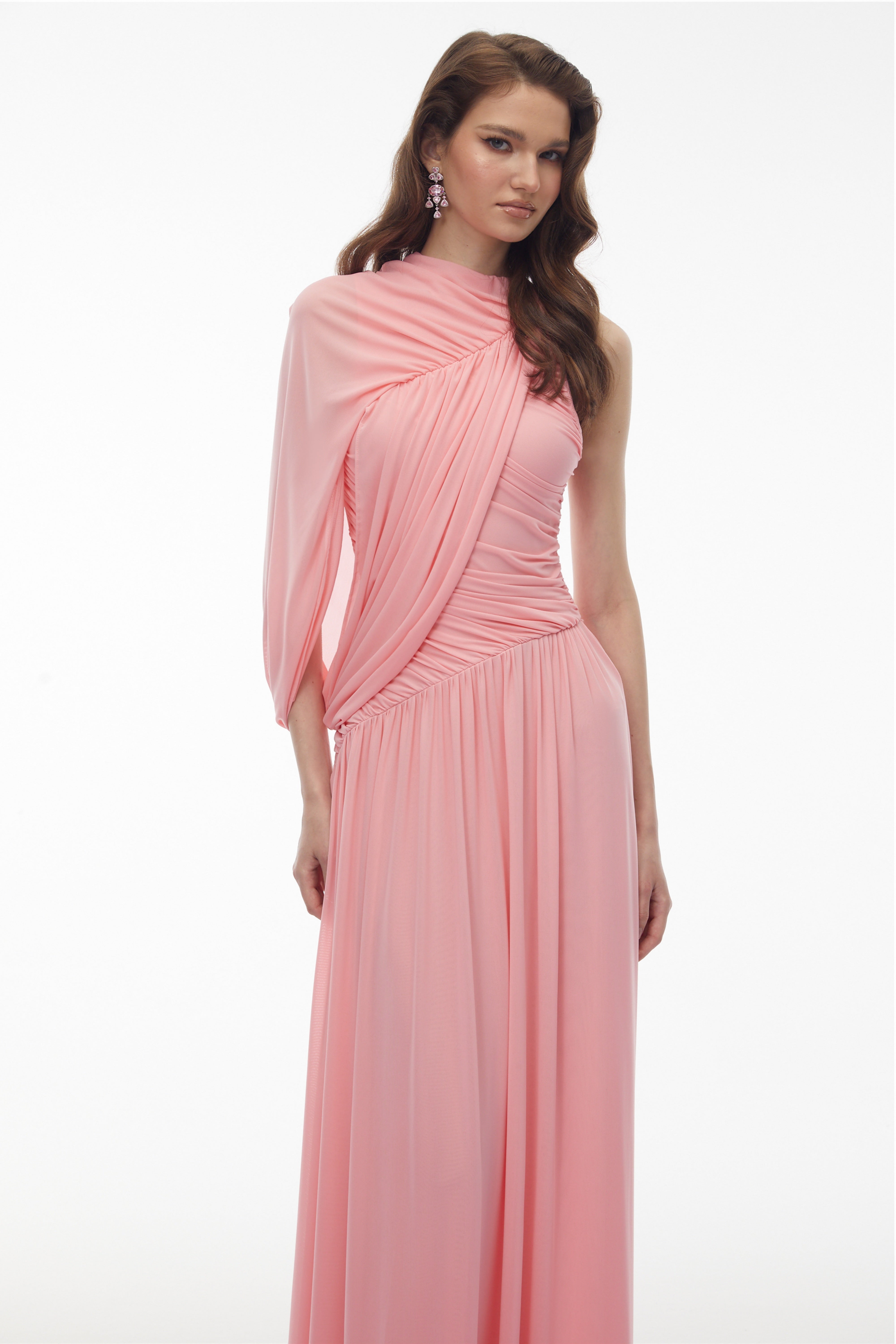Uliana – Rosa Maxikleid mit einem Träger und Rüschen