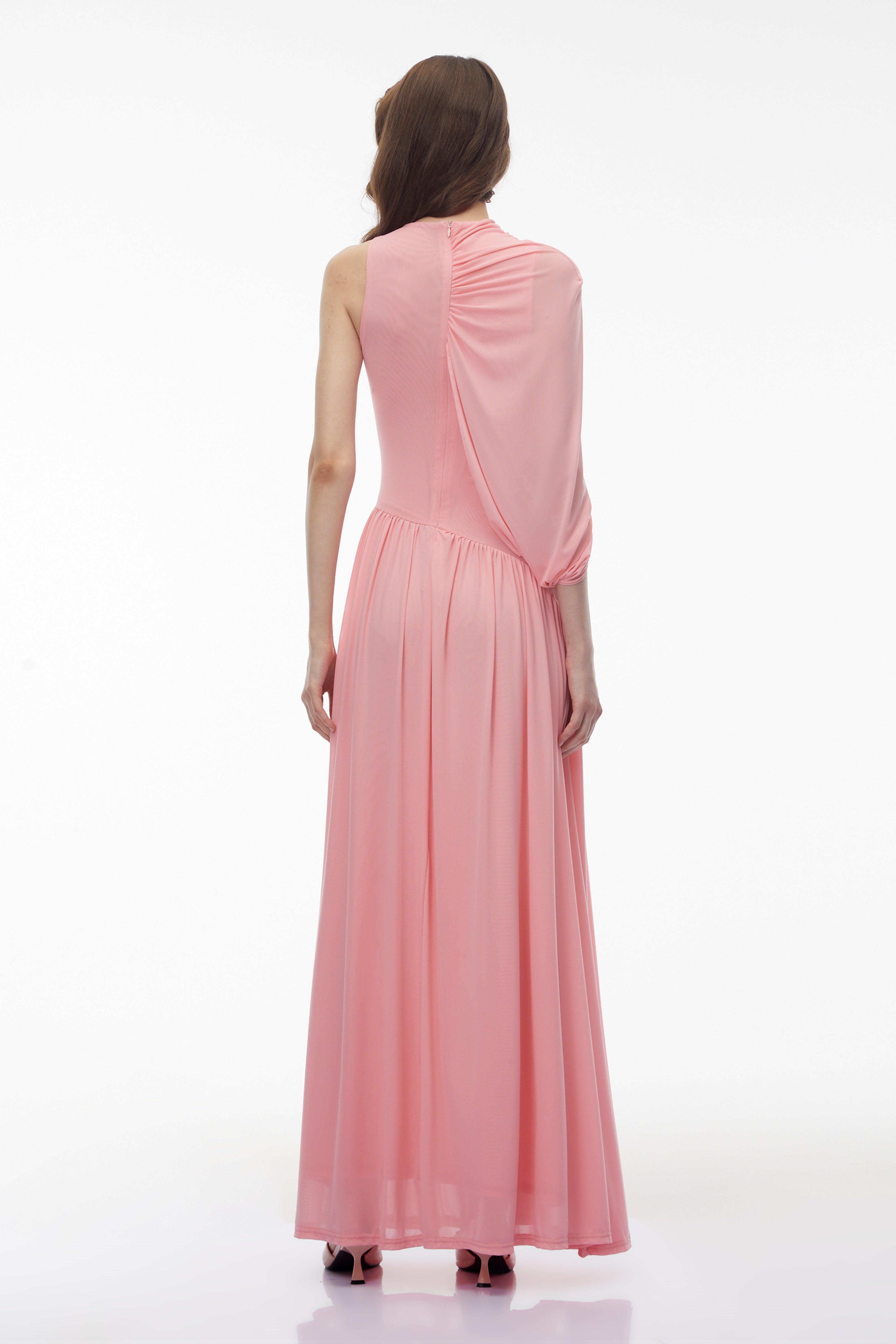 Uliana – Rosa Maxikleid mit einem Träger und Rüschen