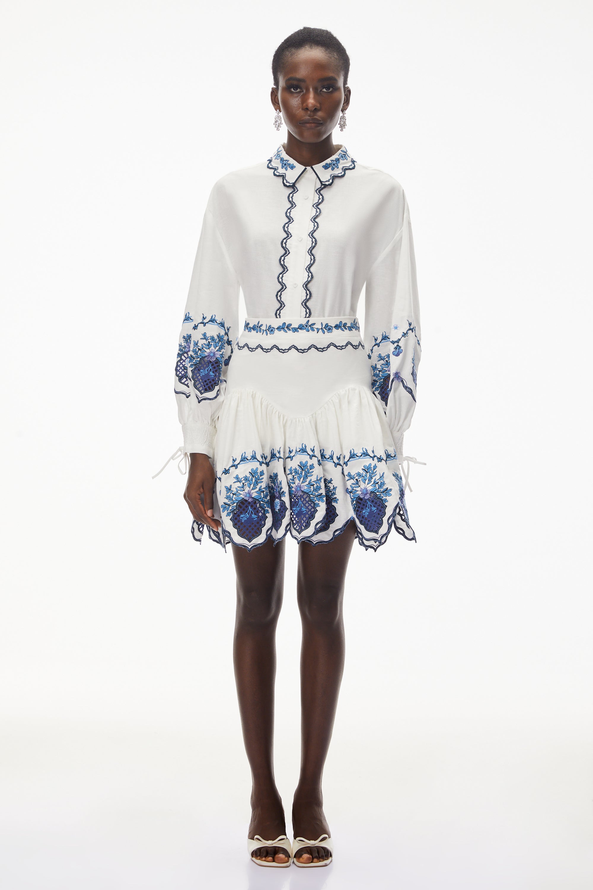 طقم بلوزة وتنورة من فيفيان وايت مطرزان مع فتحات