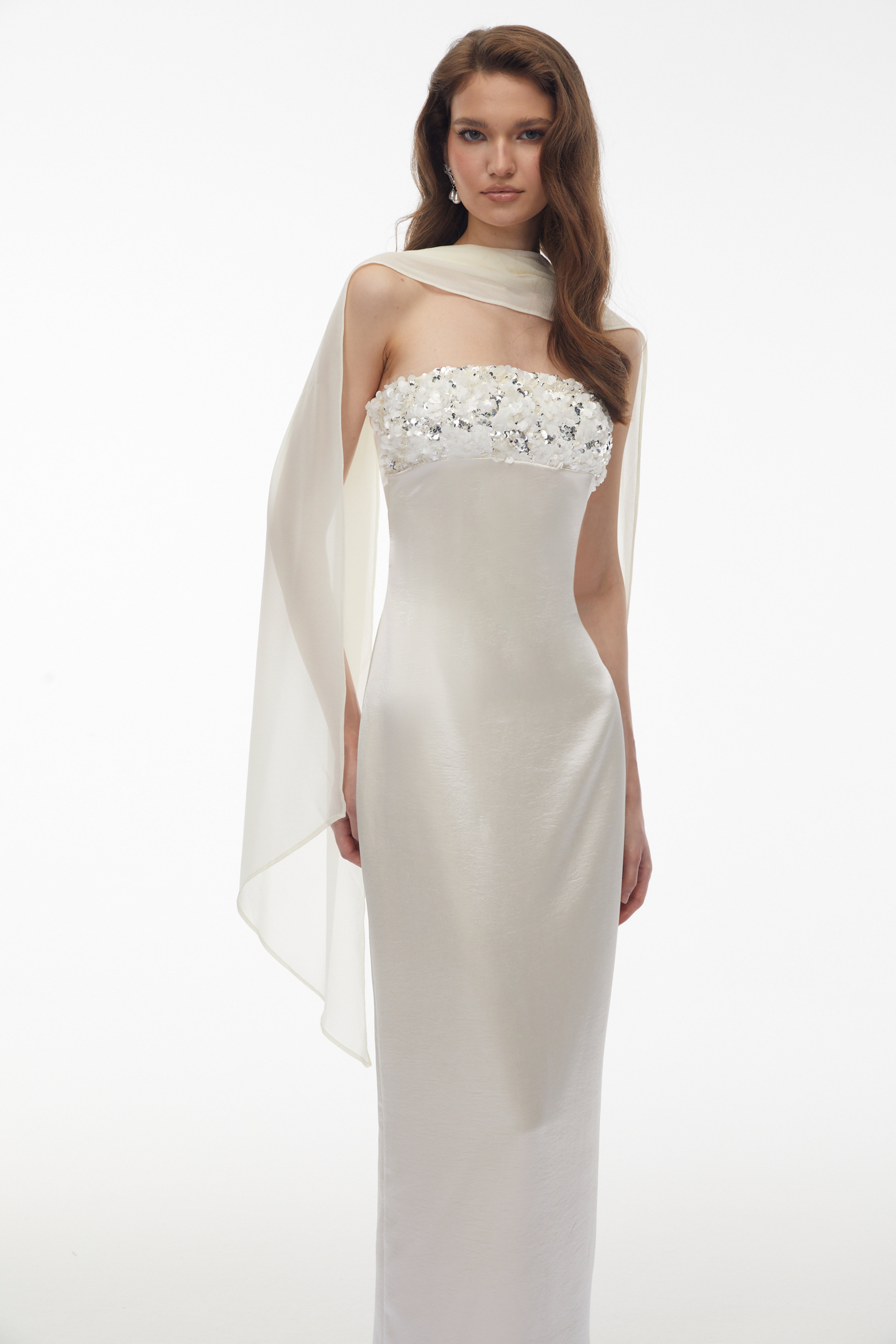 فستان طويل مكشوف الكتفين مزين بالترتر من فيفيان وايت