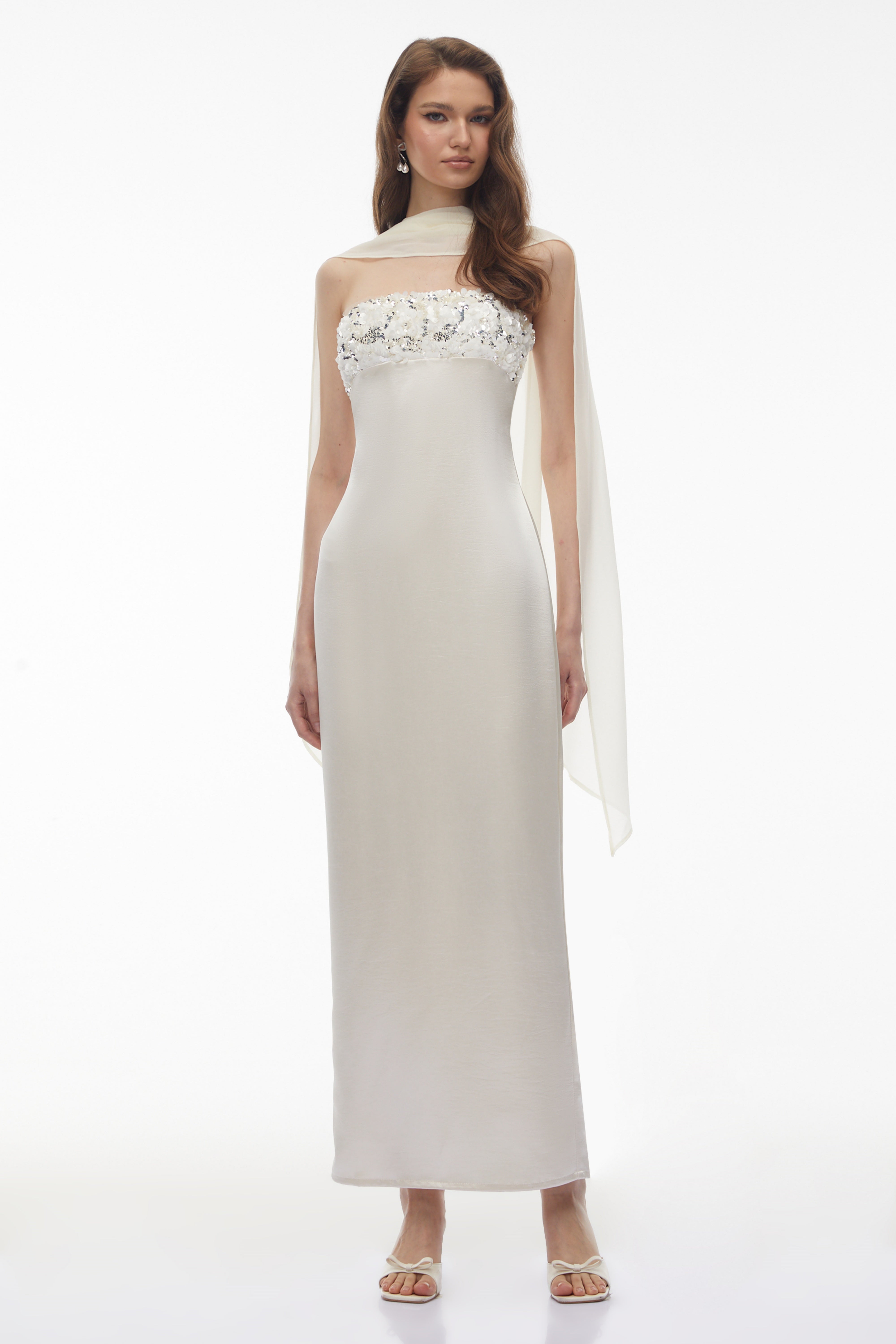 فستان طويل مكشوف الكتفين مزين بالترتر من فيفيان وايت