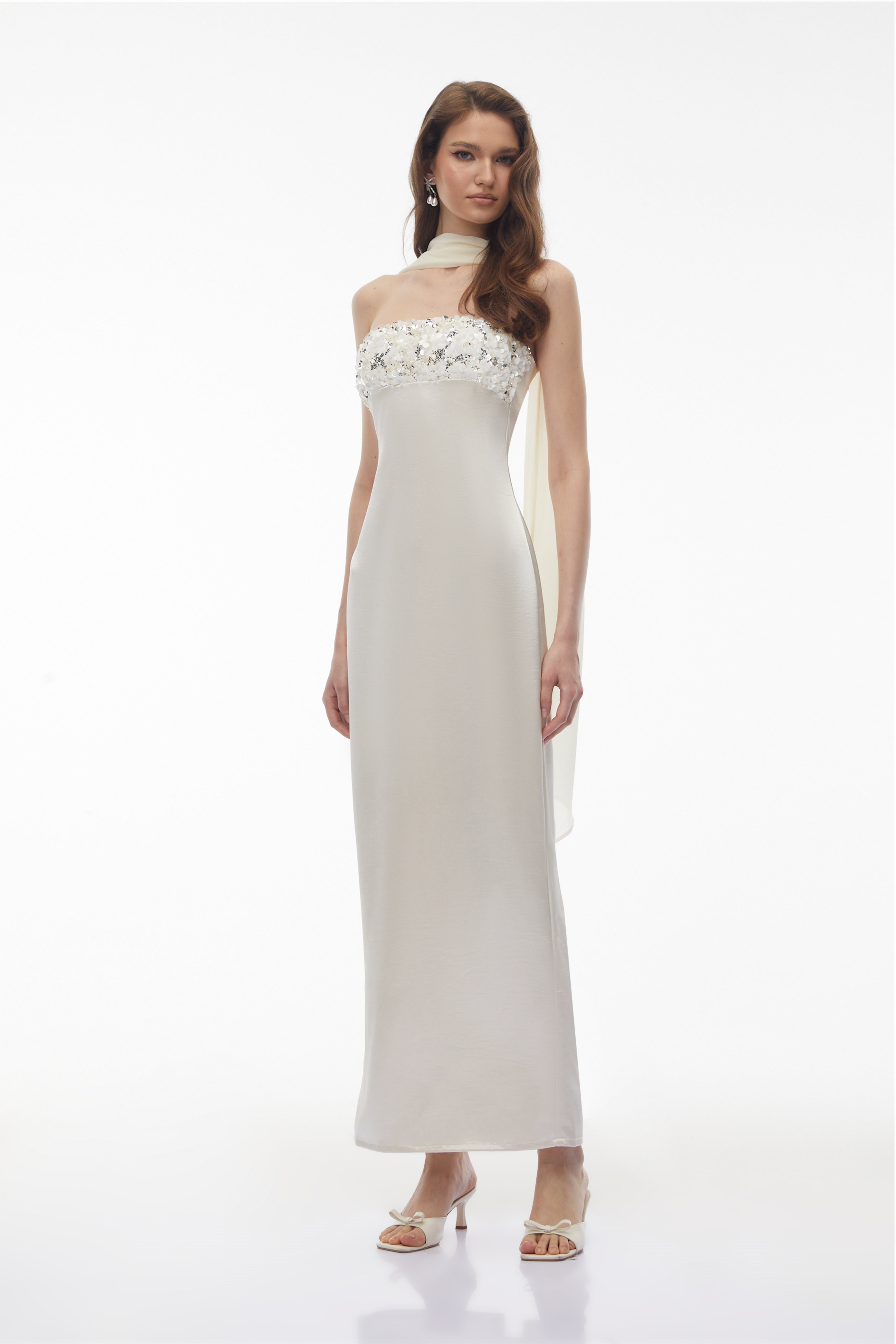 Robe longue à paillettes et épaules dénudées Vivienne White