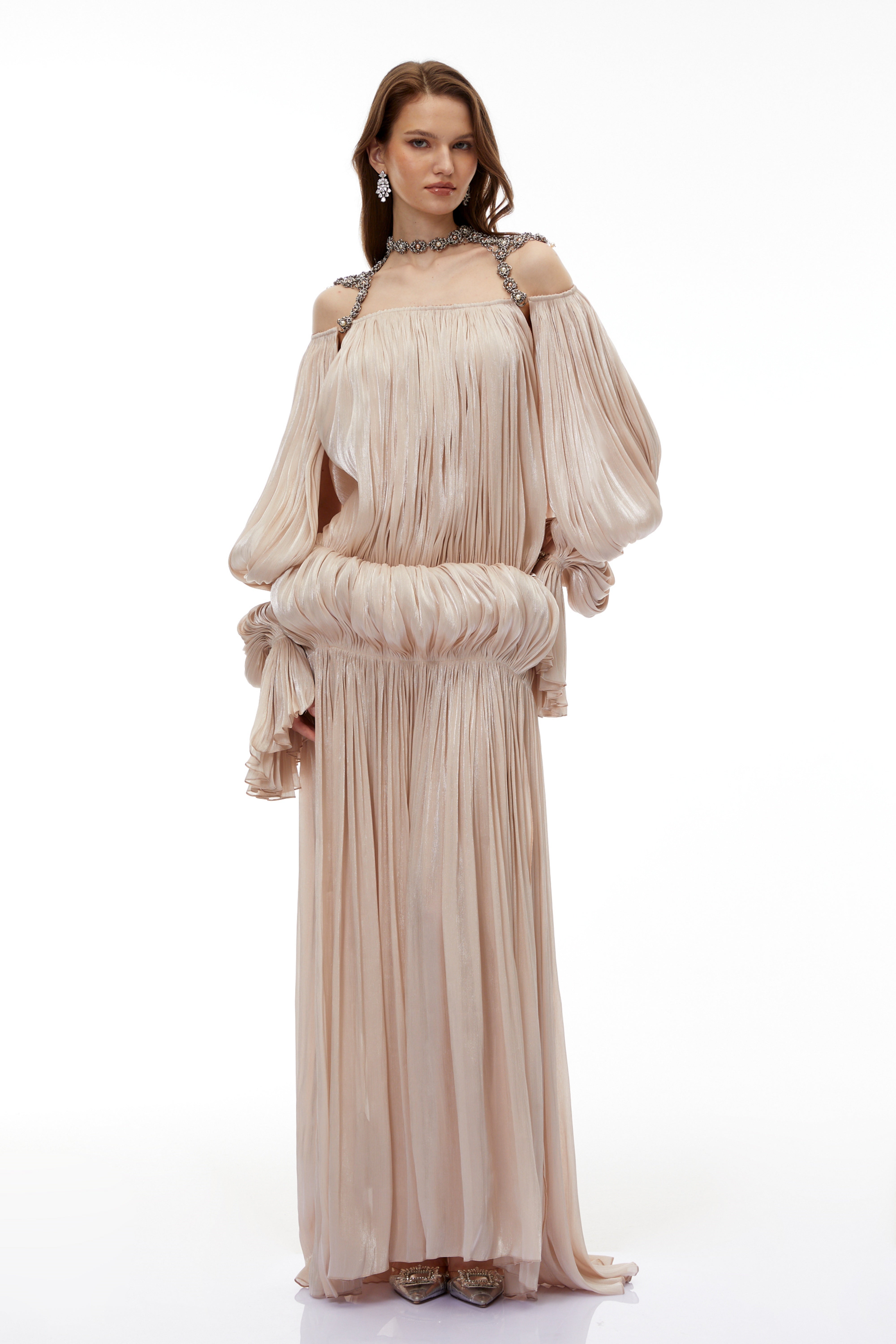 Vlasta Khaki-farbenes Maxikleid mit Rüschen und Kette